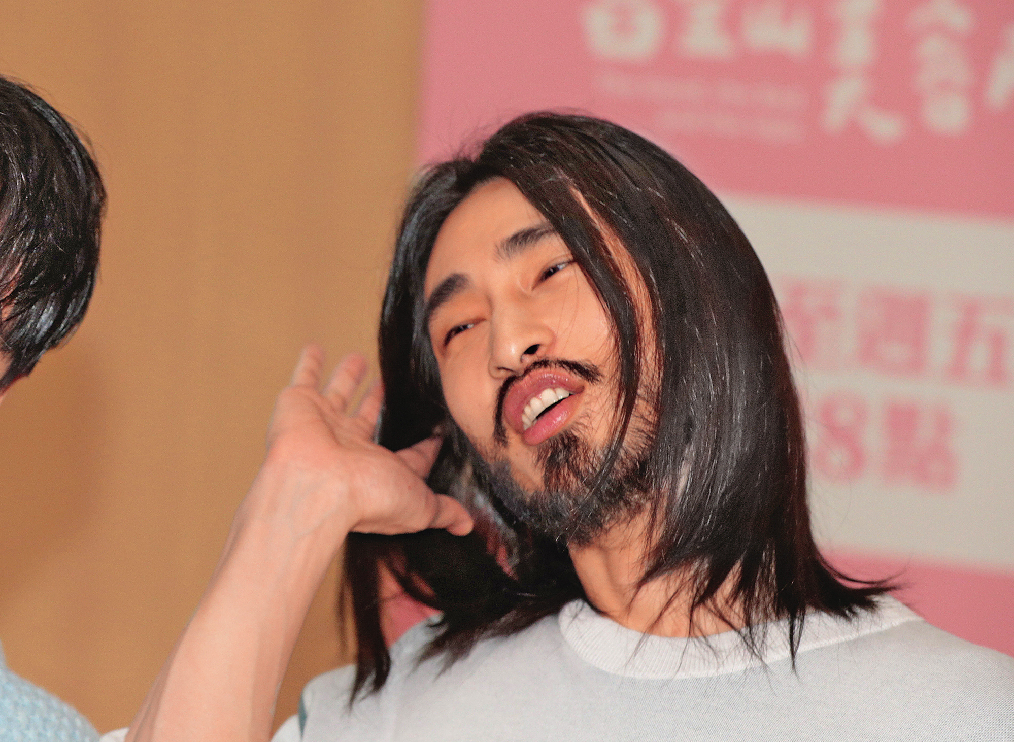 小編公開這嫵媚撥髮照，章廣辰看到該不會想撕雜誌吧？不要啊，紙本很貴餒。