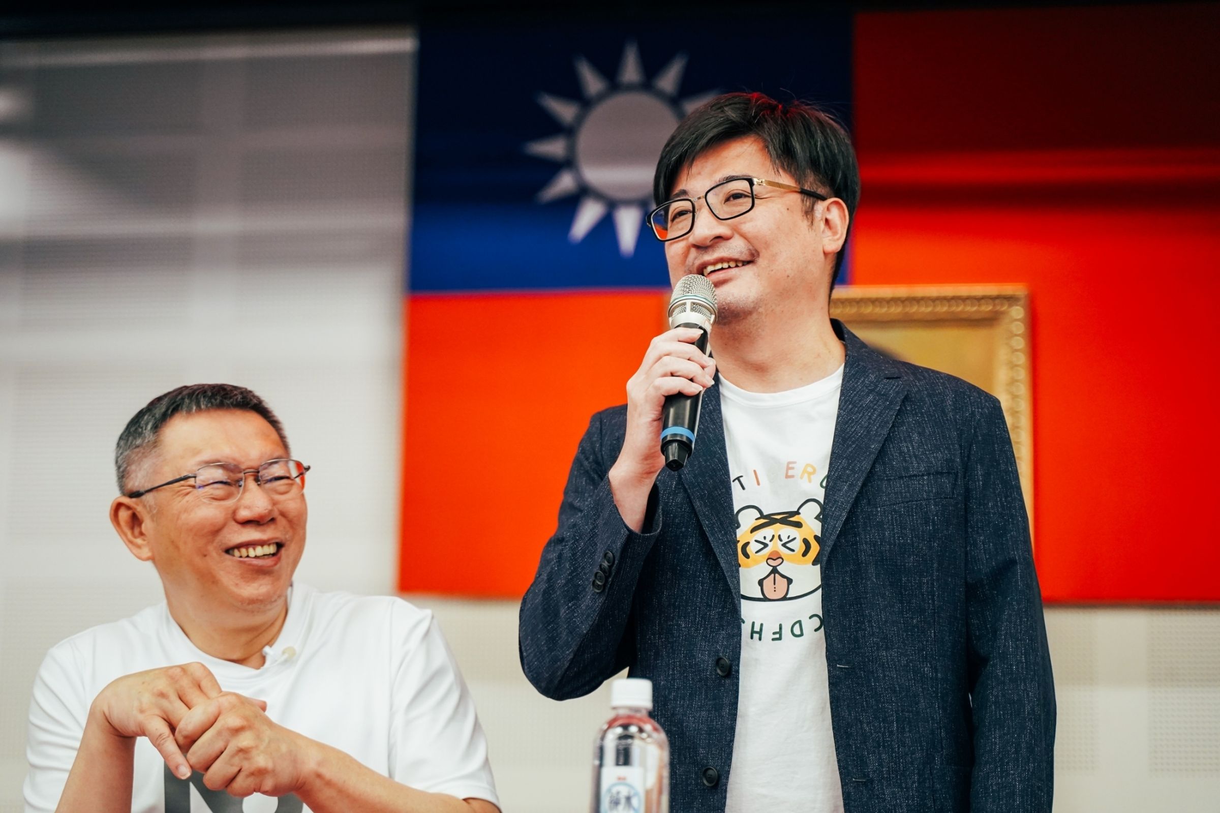 彰化縣議長謝典林(右)宣布,總統票會支持藍營的侯趙配,政黨票則支持柯文哲(左)的台灣民眾黨。(翻攝自謝典林臉書)