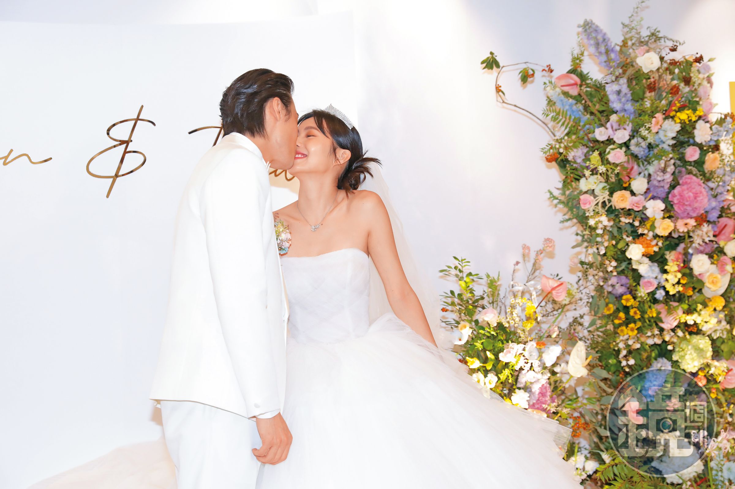 簡廷芮（右）2023年和小開賴冠儒（左）舉辦盛大婚禮，眾多演藝圈友人都出席。