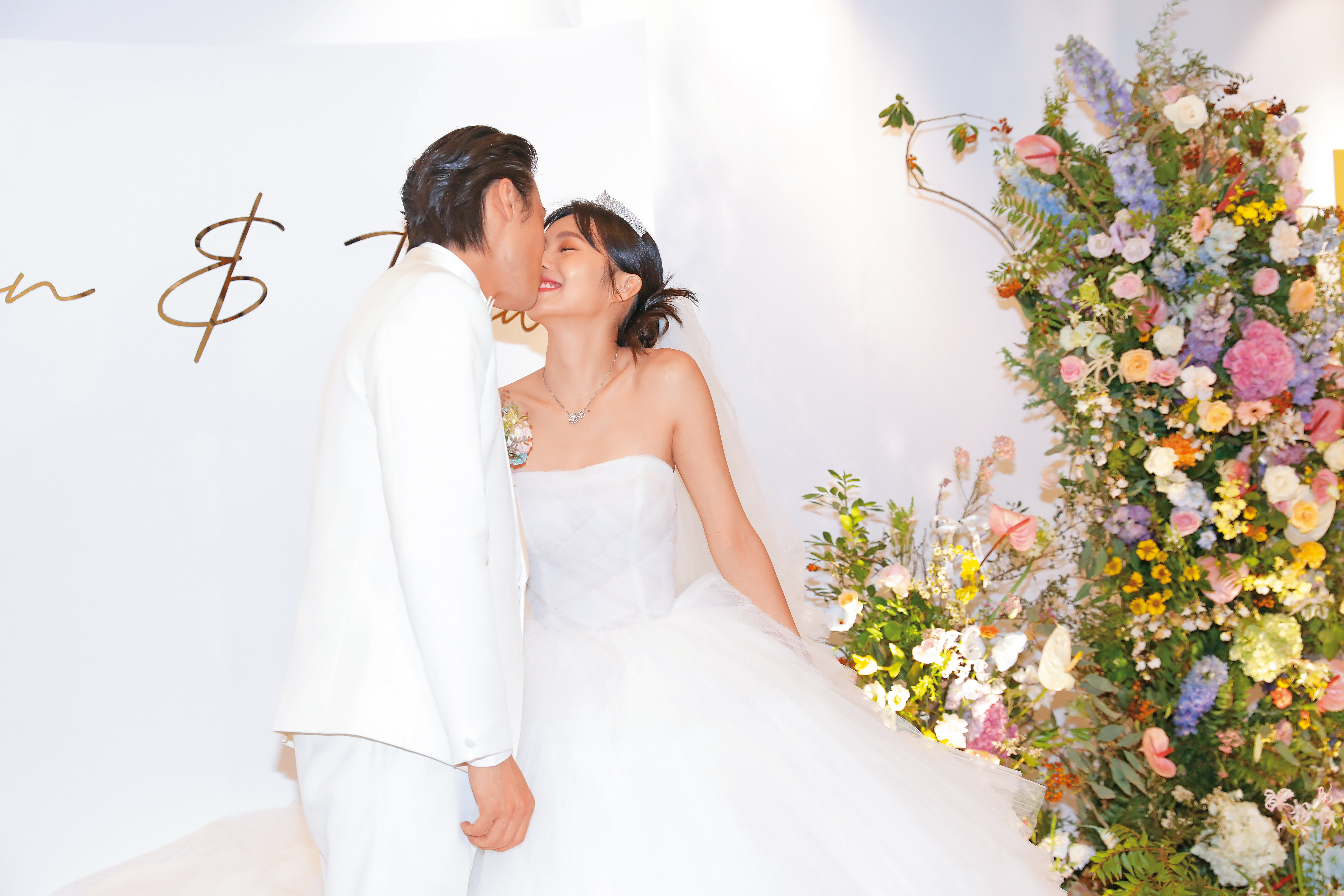 簡廷芮（右）2023年和小開賴冠儒（左）舉辦盛大婚禮，眾多演藝圈友人都出席。