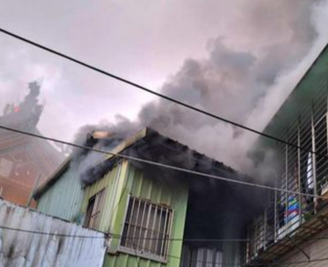 基隆市消防局獲報基隆市和平島和一路58巷一鐵皮屋發生火災事故。（翻攝畫面）