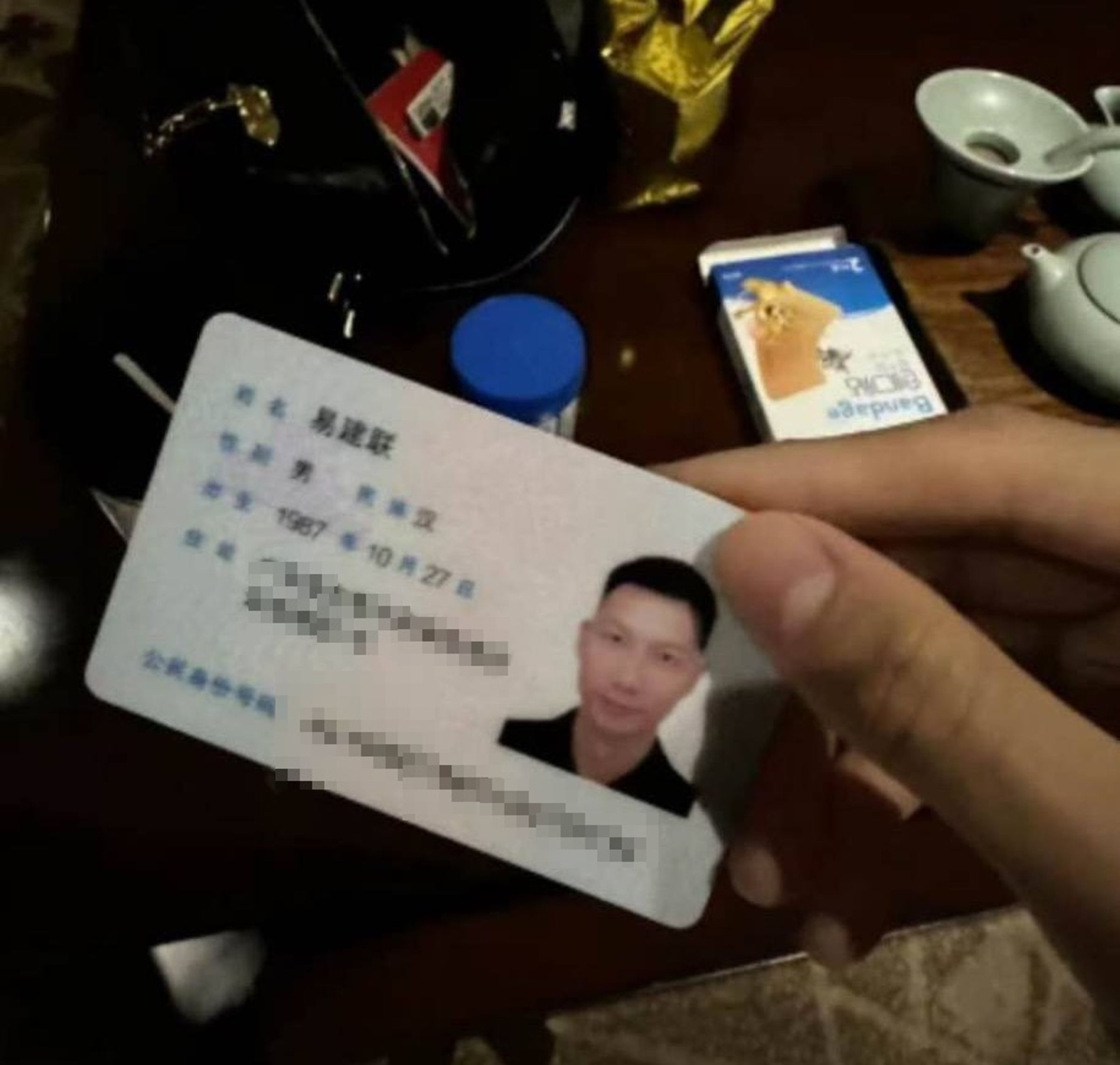 中國退役球星易建聯捲入性醜聞,證件及裸照在網路瘋傳。(翻攝自微博)