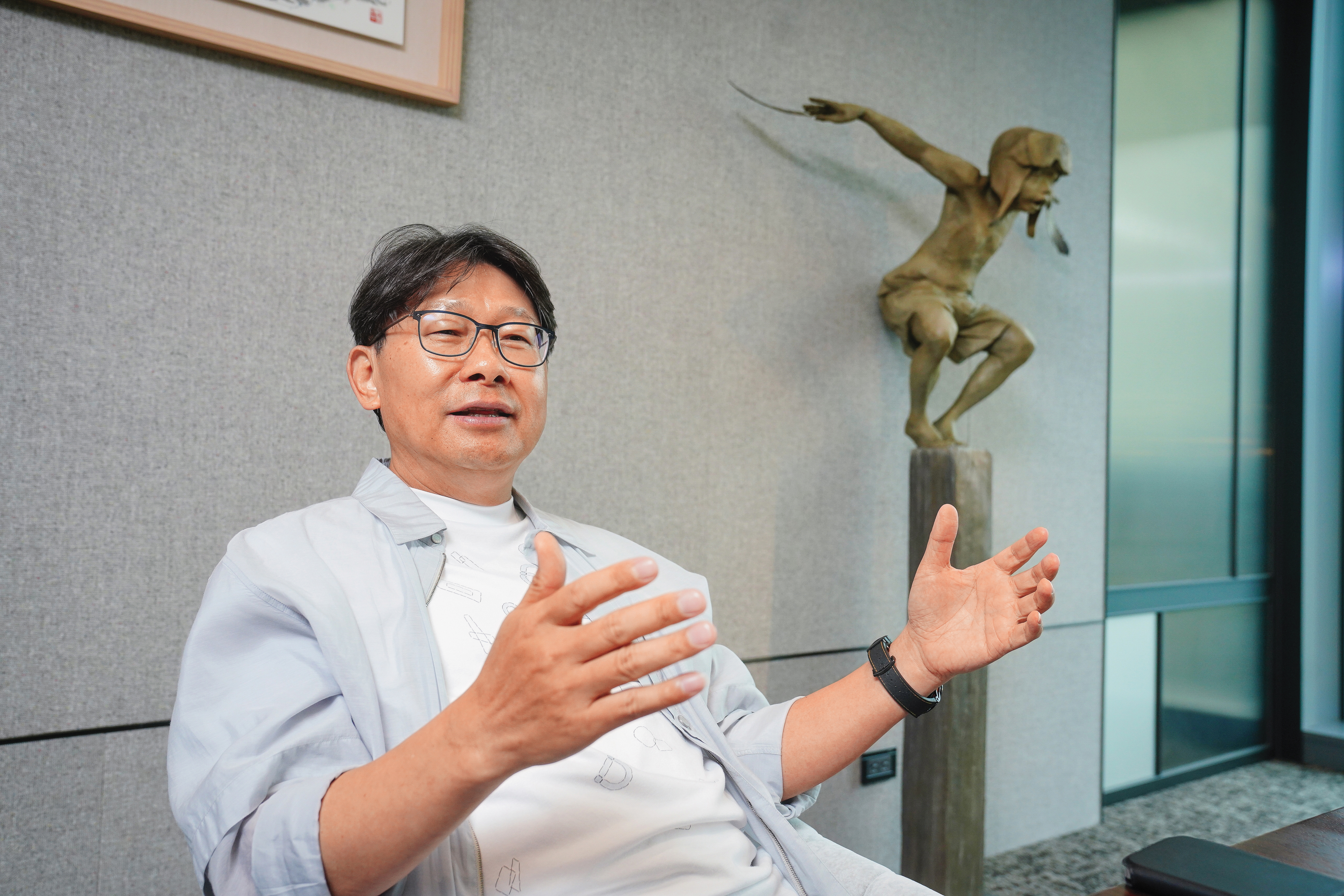 出身佃農家庭的姚連地從木工學徒一路走進建築業,歷經近40年房地產市場起伏,如今帶領亞昕朝多角化發展。
