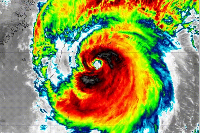 薔琵颱風「台灣地形影響發生中」 鄭明典曝雲圖:過程中會突然轉向接近台灣