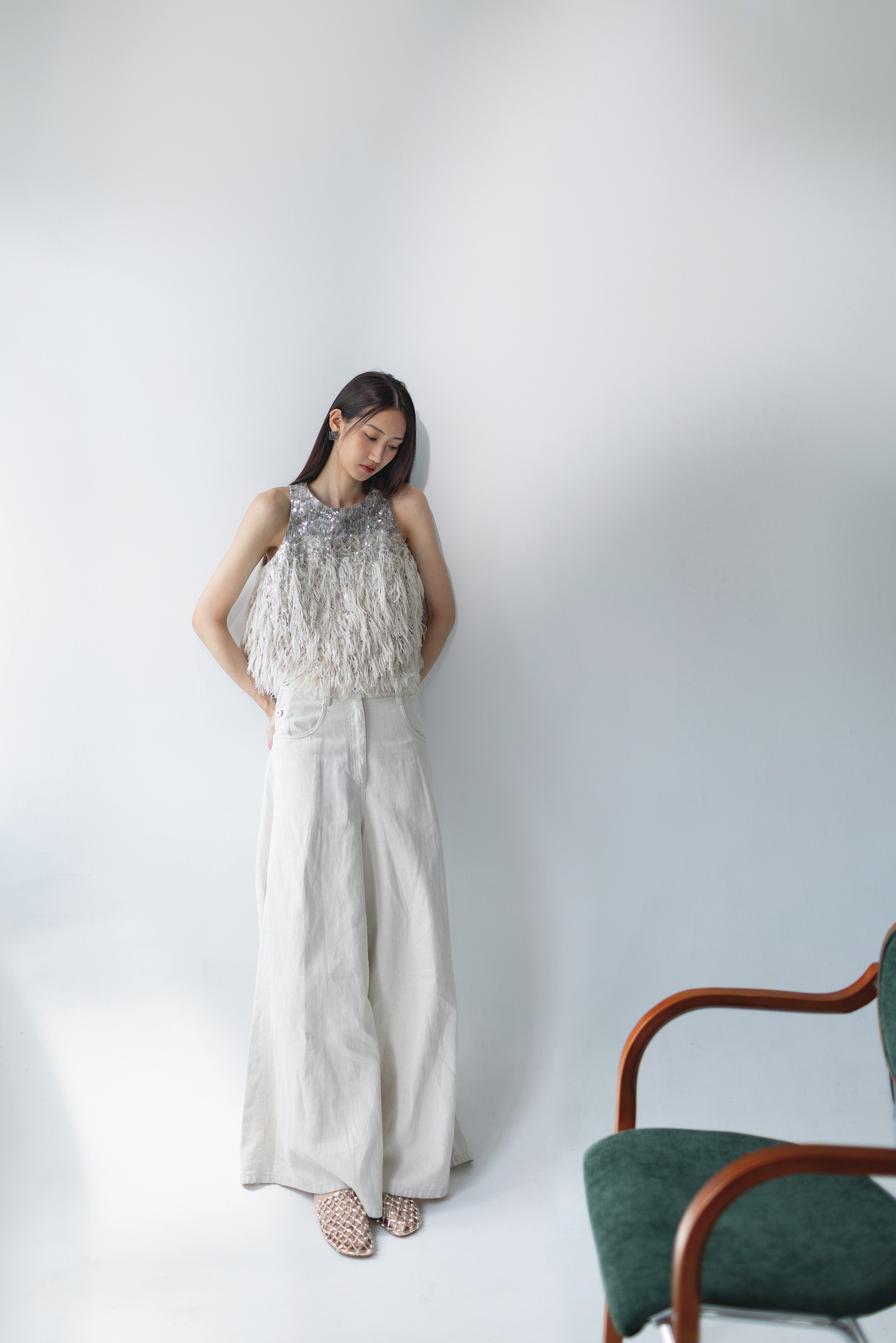 閃耀漸變上衣NT$129,900 by BRUNELLO CUCINELLI、闊腿水手褲NT$73,900  by BRUNELLO CUCINELLI、金色編織穆勒平底鞋NT$10,900 by MAX&Co.、耳環NT$44,400 by BRUNELLO CUCINELLI