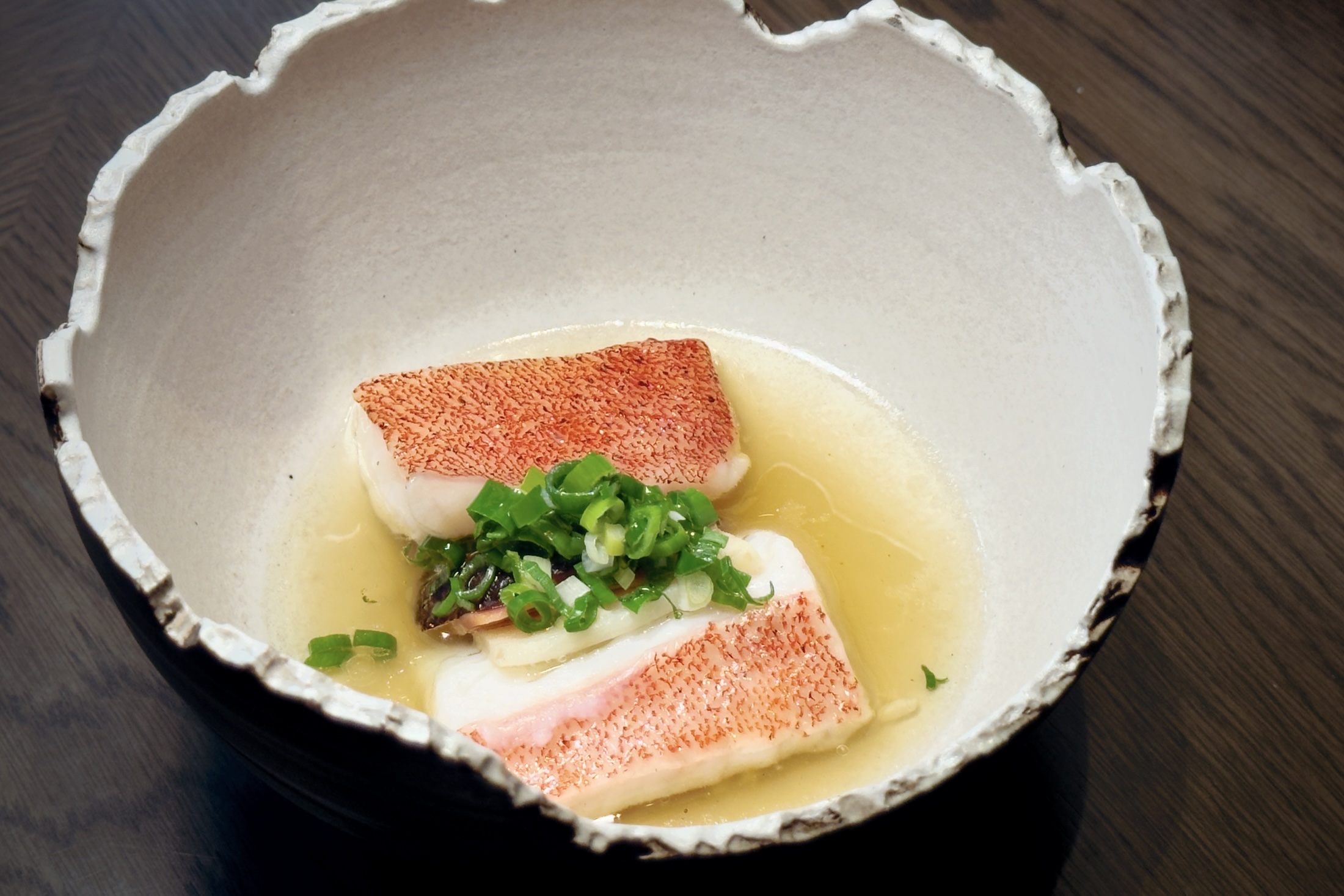 父親節限定主菜「雞油花雕酒糟蒸麒麟斑片」以酒香襯托麒麟斑的鮮甜滋味。