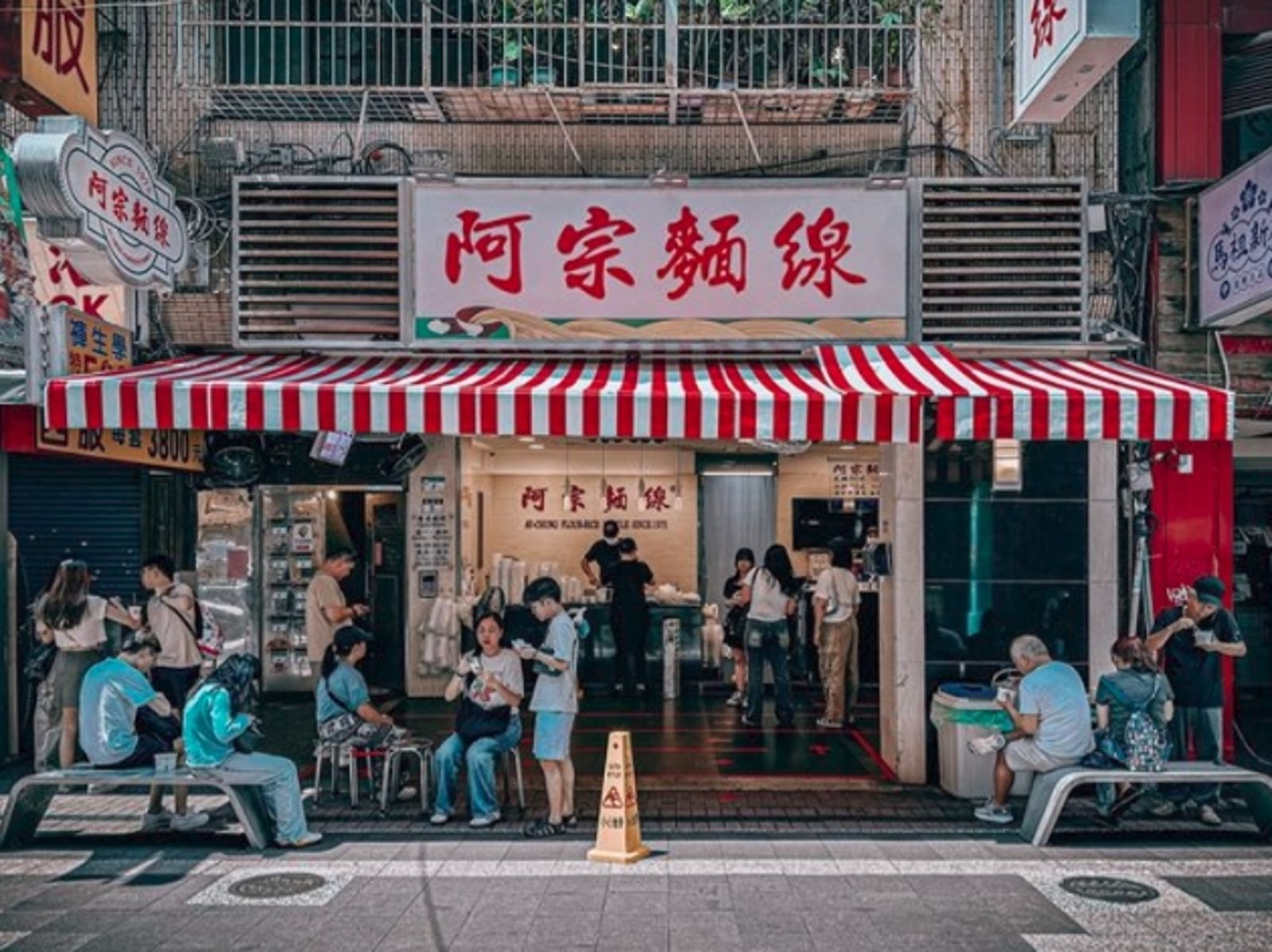 西門快50年的老店「阿宗麵線」，至今仍沒有座位，客人都聚集在門口站著用餐。（翻攝自PTT）