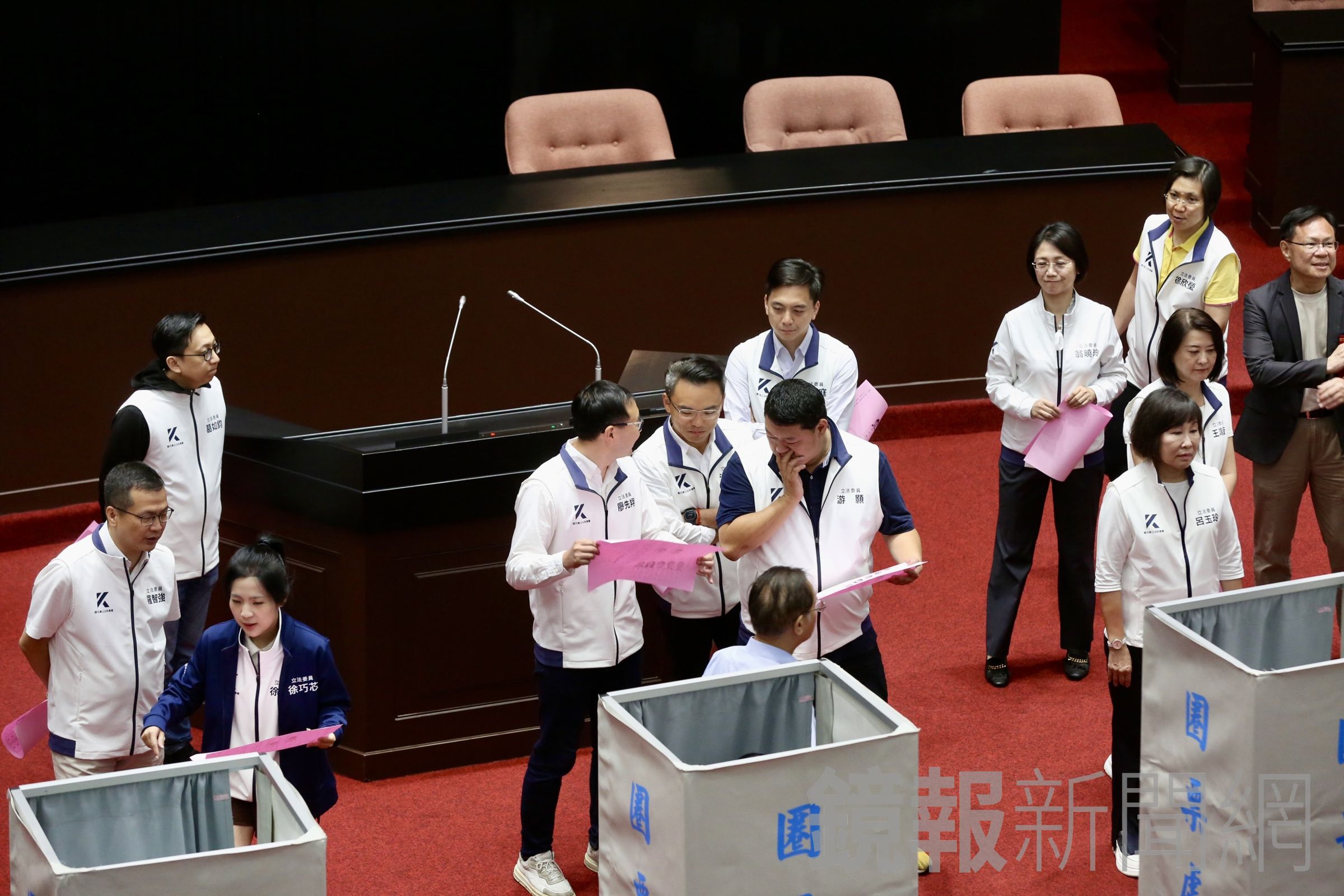 藍白黨團針對7位被提名人全數投下不同意票。（鏡報董孟航攝）