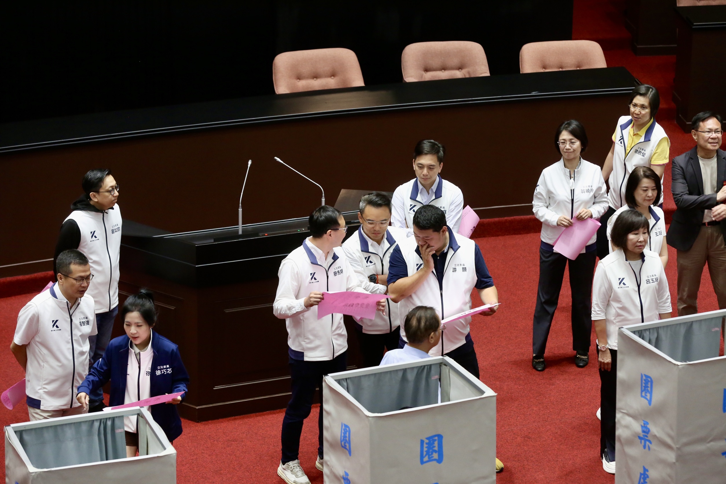 藍白黨團針對7位被提名人全數投下不同意票。（鏡報董孟航攝）