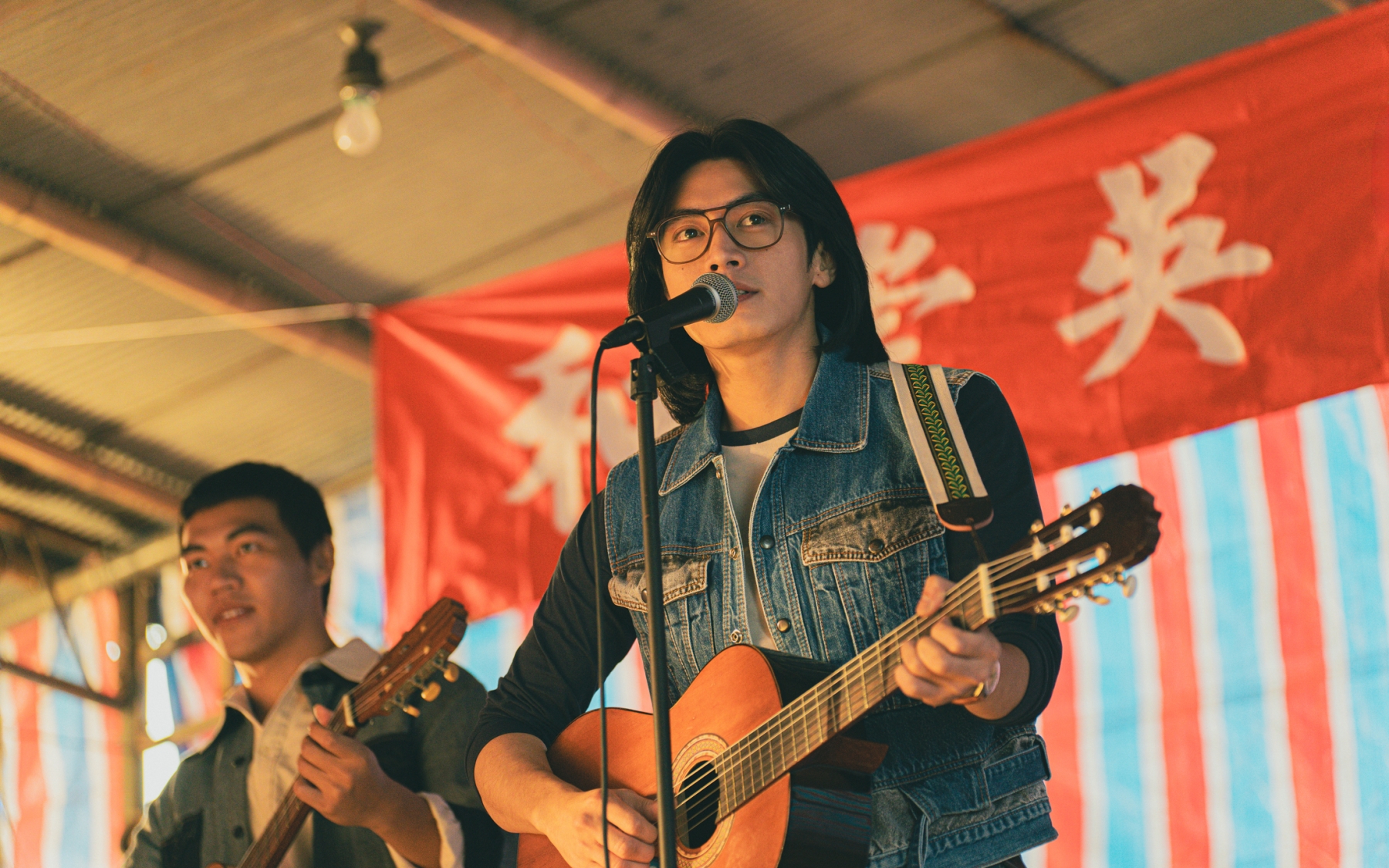 宋柏緯飾演的理工科大學生熱愛音樂，與他現實生活中一樣，都是樂團樂手。（瀚草文創GrX STUDIO提供）