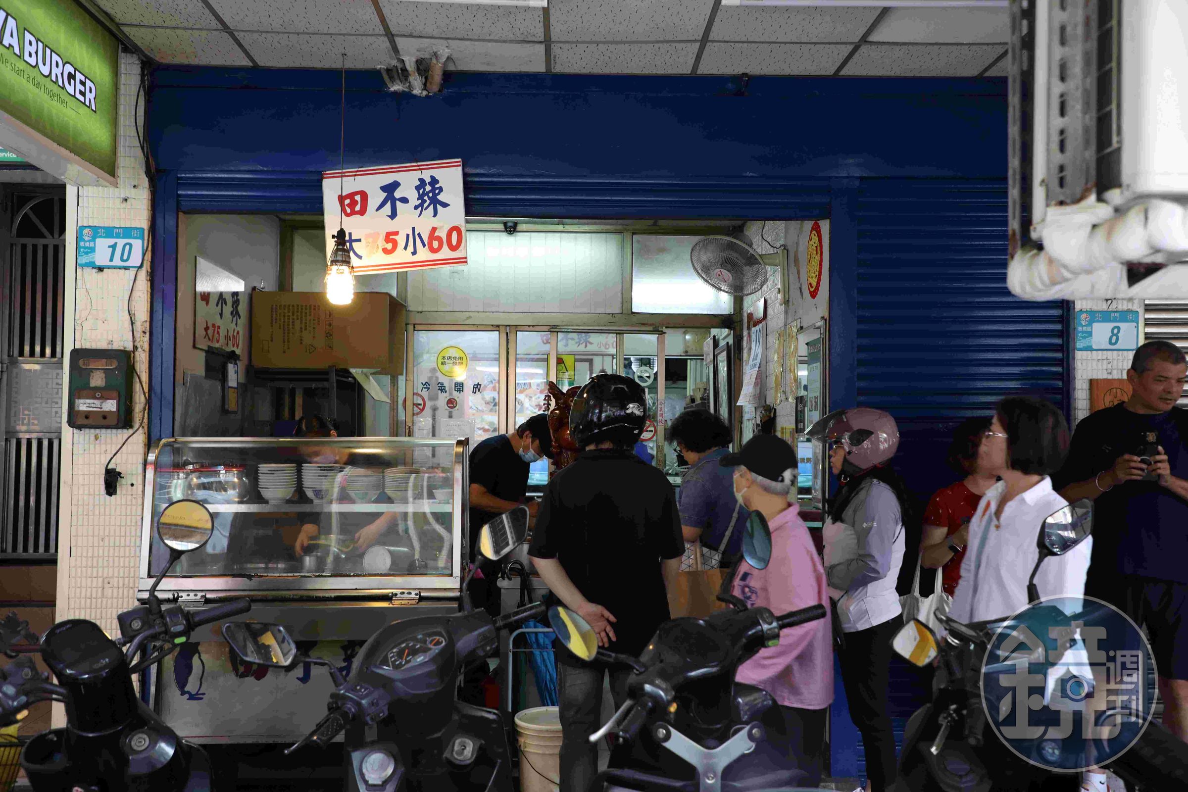 「北門田不辣」是黃石市場附近的人氣排隊店。
