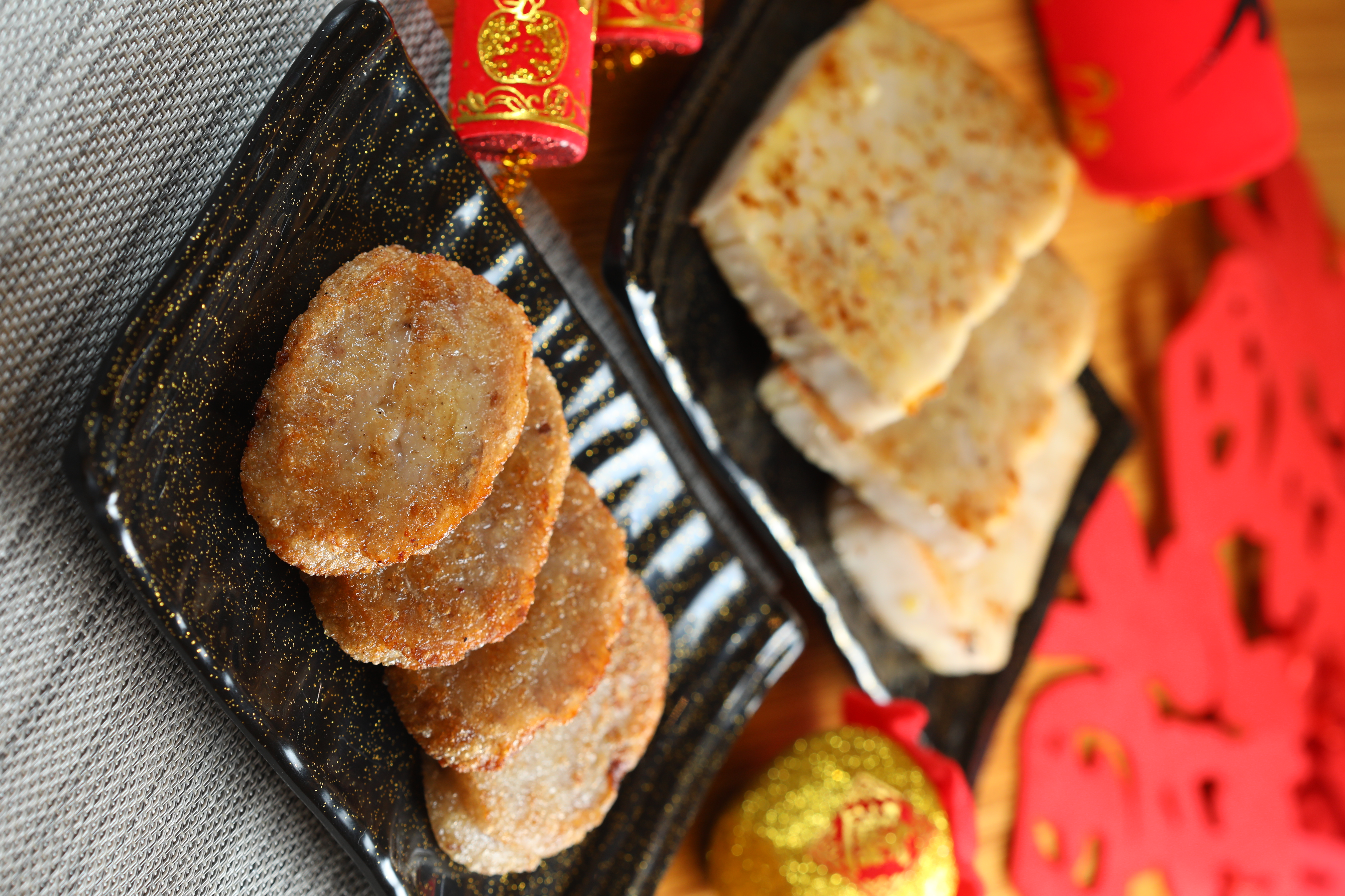加入芋頭絲、油蔥酥及肉燥的「芋粿巧」（前）與採用特級芋頭製作的純素「素食芋頭糕」（後）。（皆150元／份）