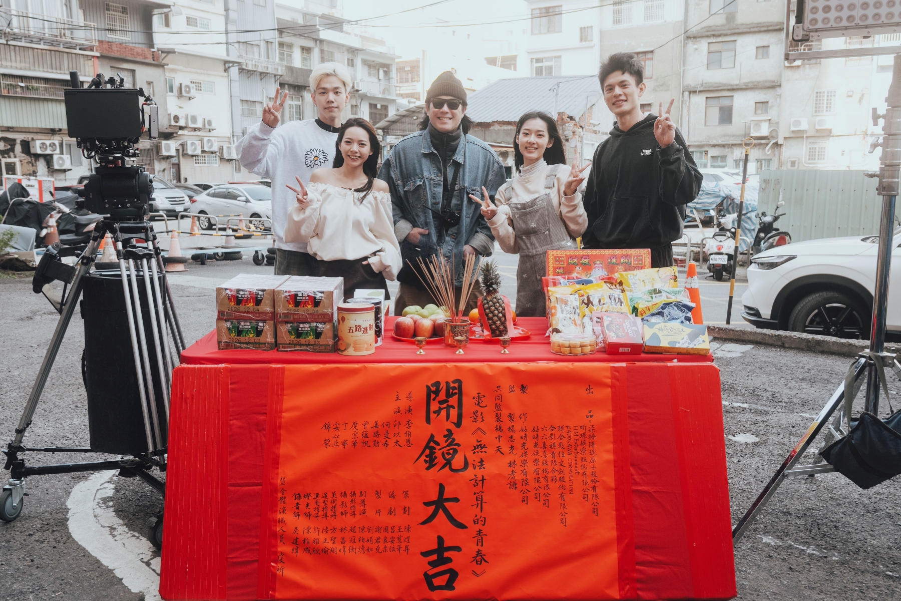 《夜市王》導演李伯恩(中)也是第一次執導劇情長片,開拍前帶著4位主演上課、打籃球。(柒拾陸號原子 提供)