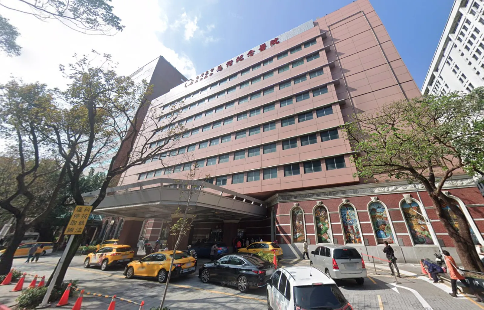 馬偕醫院福音樓後棟的病房整修工程,現傳出工程延宕、品質不佳爭議。翻攝GoogleMaps