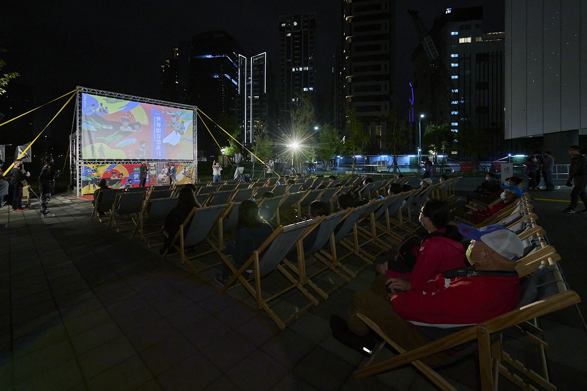 國家影視聽中心以廟口布袋戲台為主題舉行戶外放映活動，復刻戶外看戲體驗。（國家影視聽中心提供）