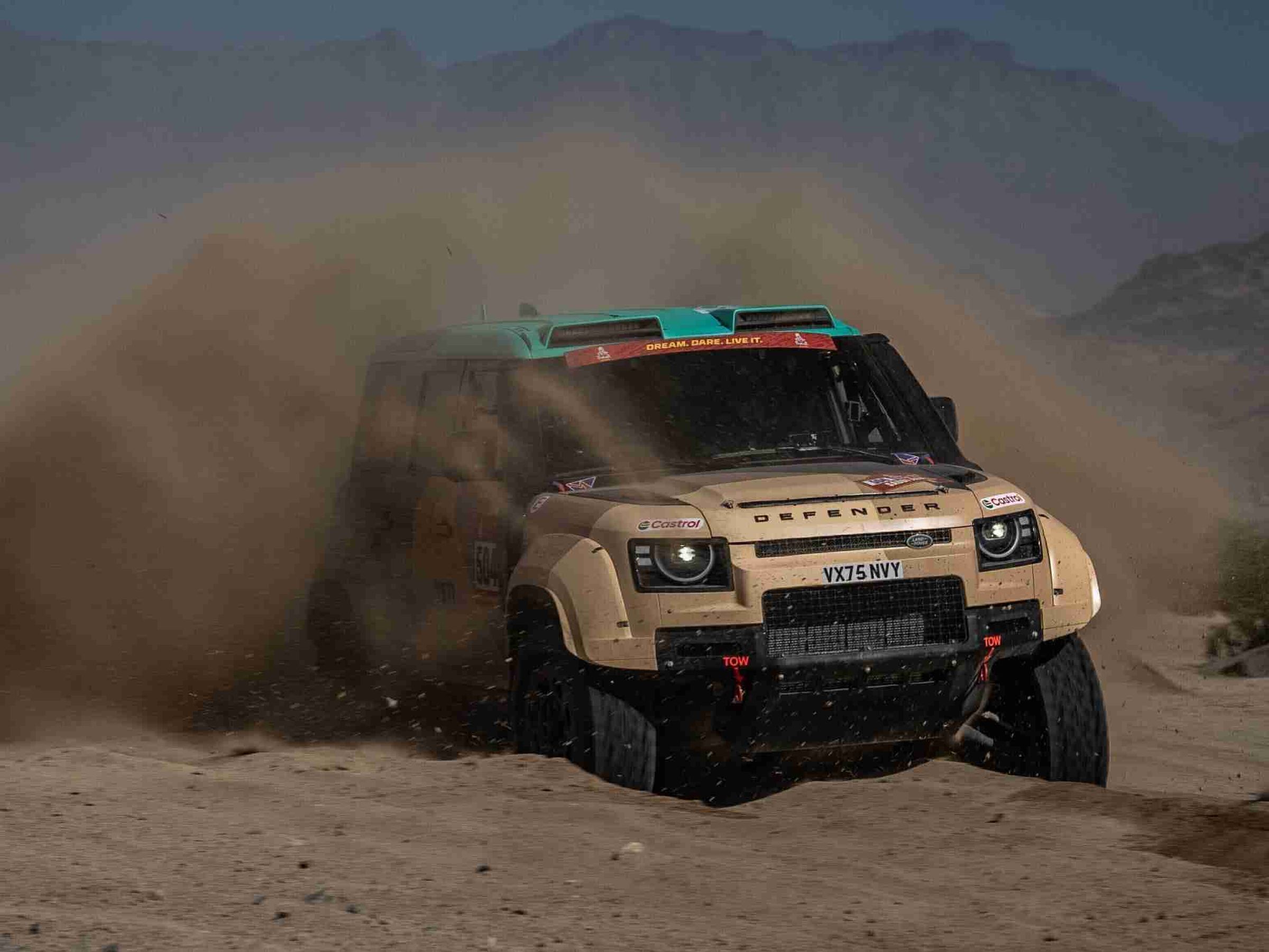 Defender Rally 車隊在沙烏地阿拉伯參加 Dakar Rally 達卡拉力賽。此賽事被公認為全球最嚴苛的拉力賽之一。此賽事路線長達近 5,000 公里，穿越沙漠、巖石與極端地形，對人員與機械皆是終極考驗。