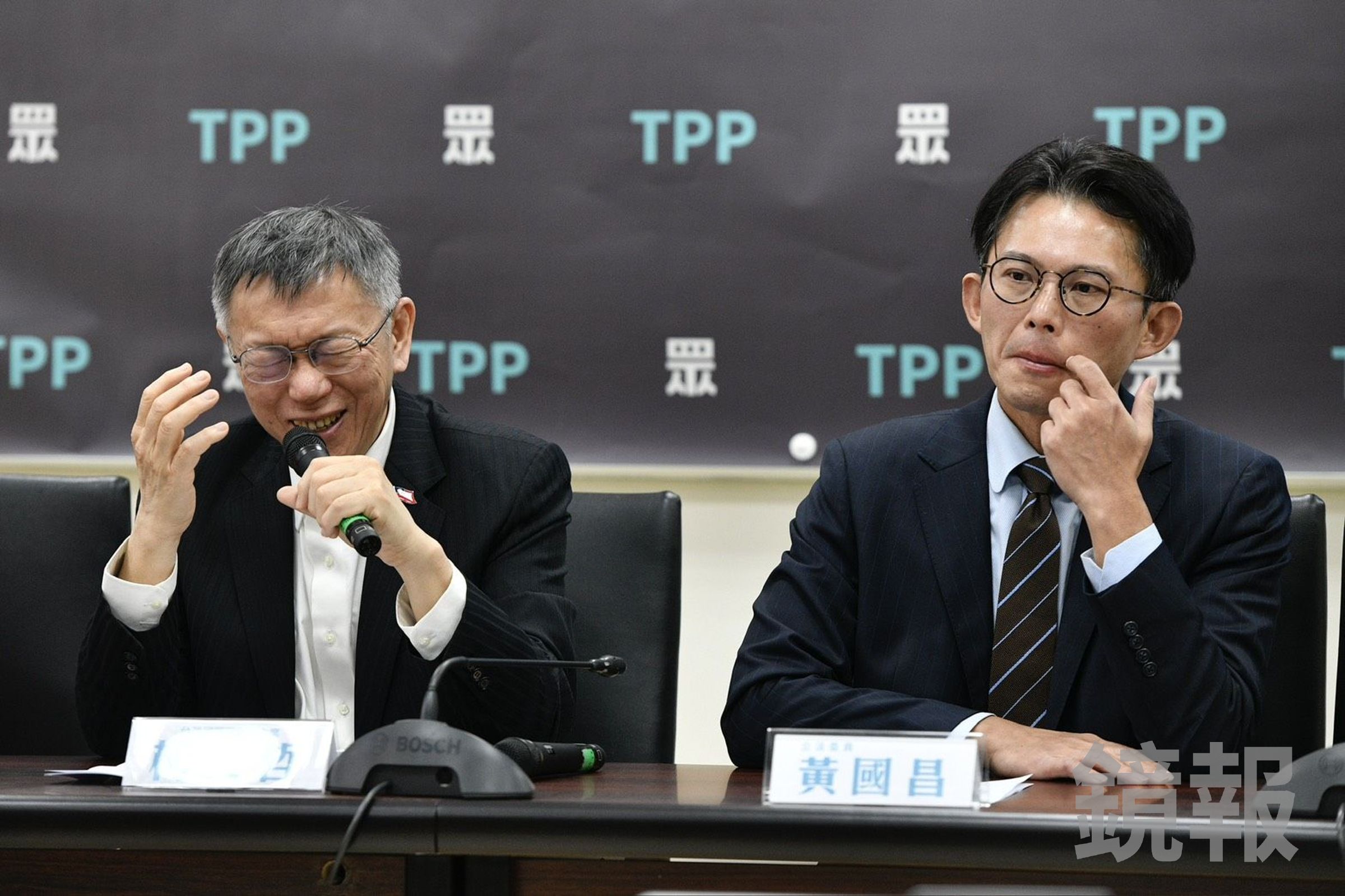 民眾黨主席黃國昌(右)今宣布主管人事命令,前黨主席柯文哲(左)擔任國家治理學院院長。(鏡報李智為攝)
