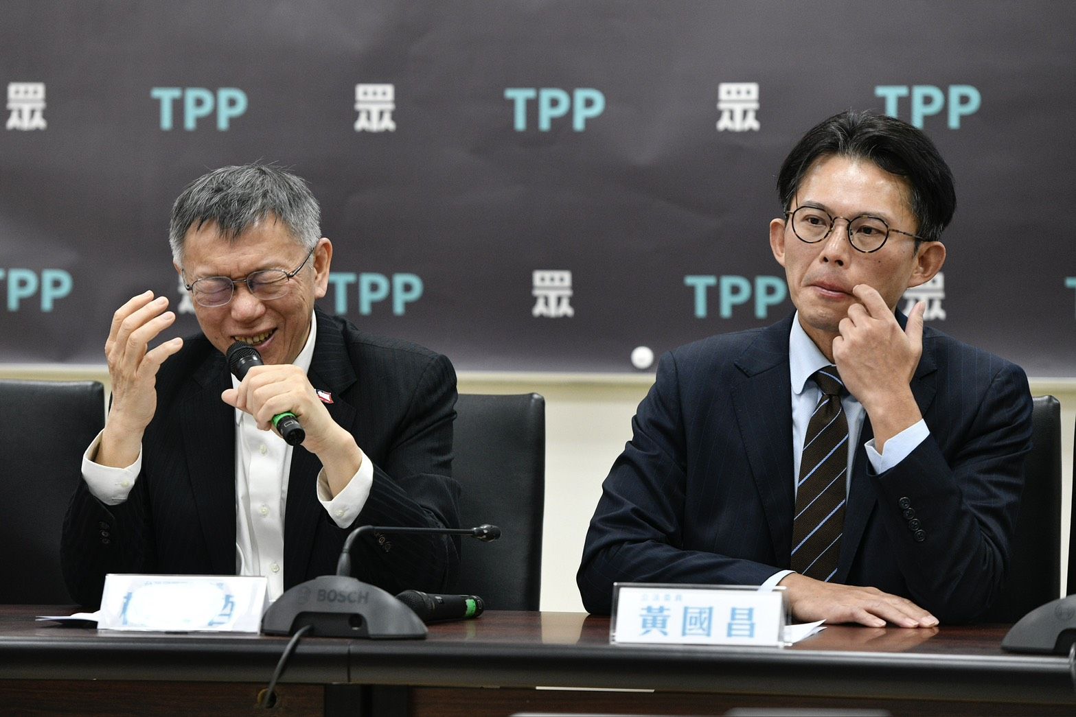 民眾黨主席黃國昌（右）今宣布主管人事命令，前黨主席柯文哲（左）擔任國家治理學院院長。（鏡報李智為攝）