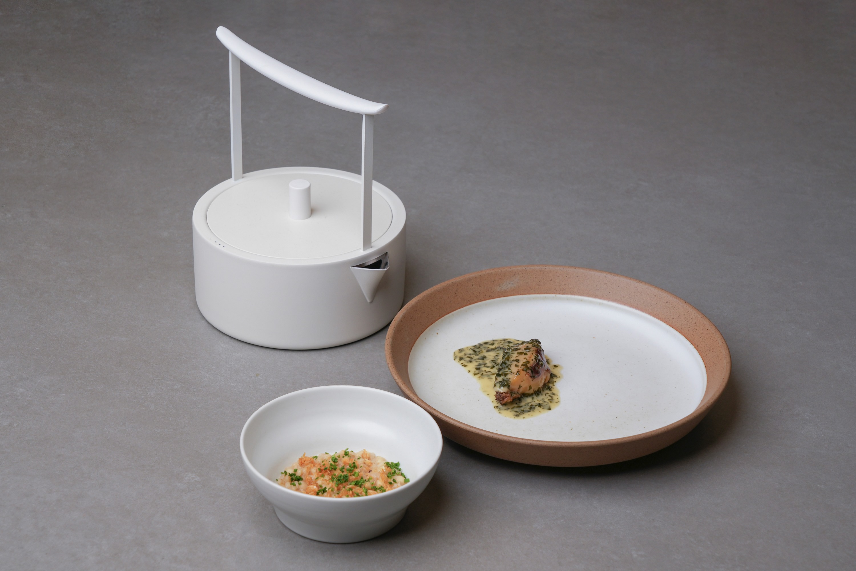 AKIN X SOIGNÉ四手聯彈星級饗宴的海鮮主菜「鮑魚&海帶Abalone & Miyeok」。（AKIN君尹提供）