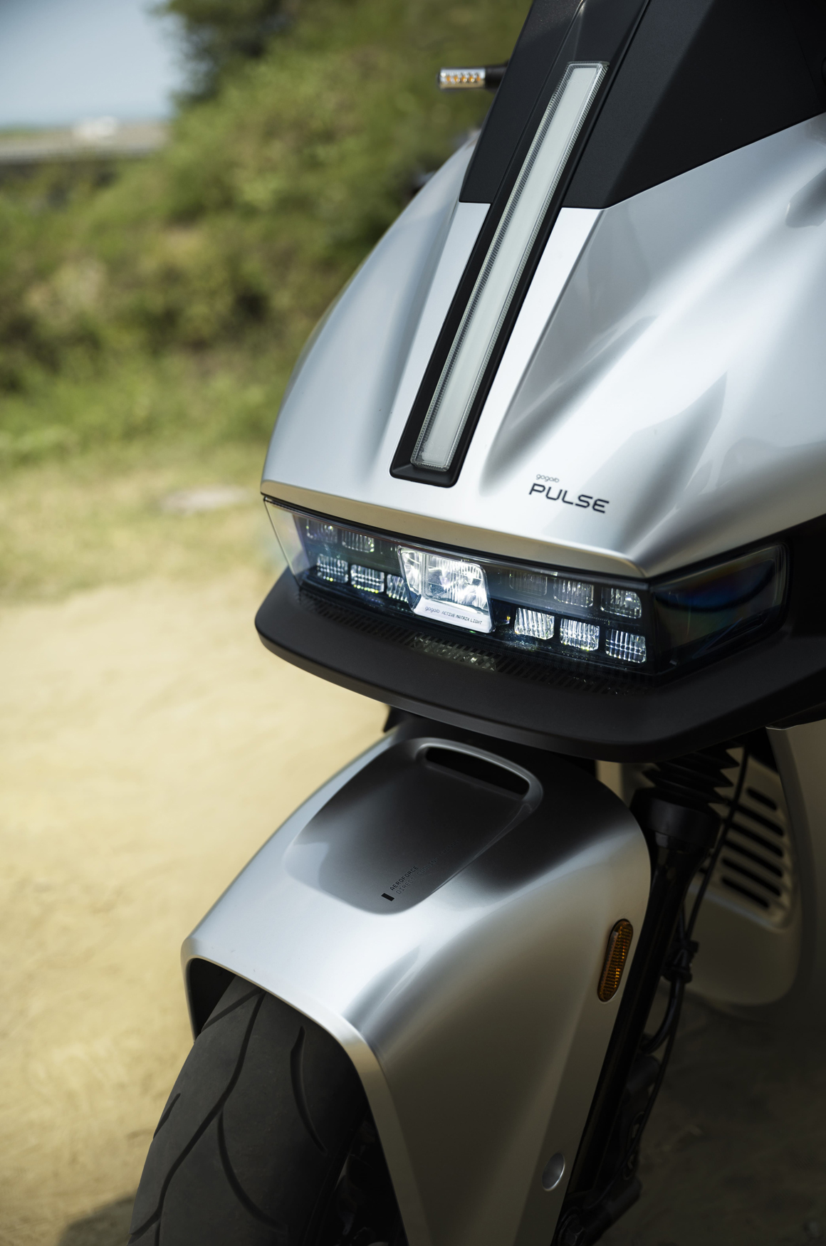Gogoro Pulse 高階旗艦車款憑藉卓越的性能、頂尖科技及顛覆過往的設計思維，歷經五年雕琢將二輪造車工藝與技術推向更高層次，為智慧電動機車開拓全新道路。