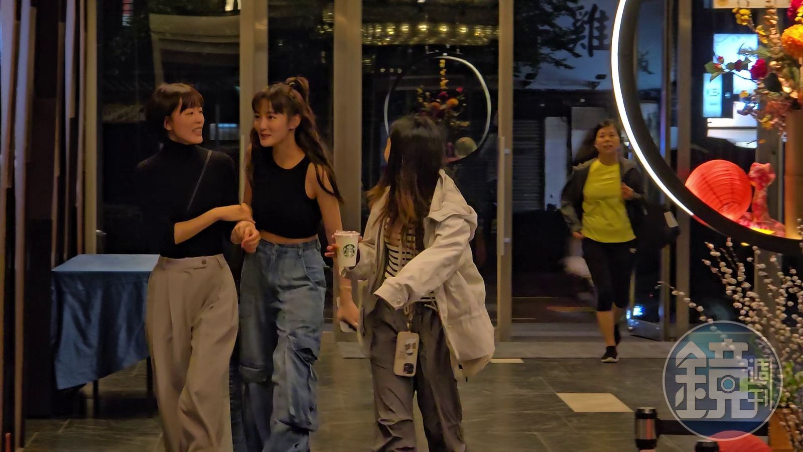 王淨在工作人員環繞下離開餐廳,對她的意義不只是《周處班底二搭,更是她自立門戶後的第一部作品
