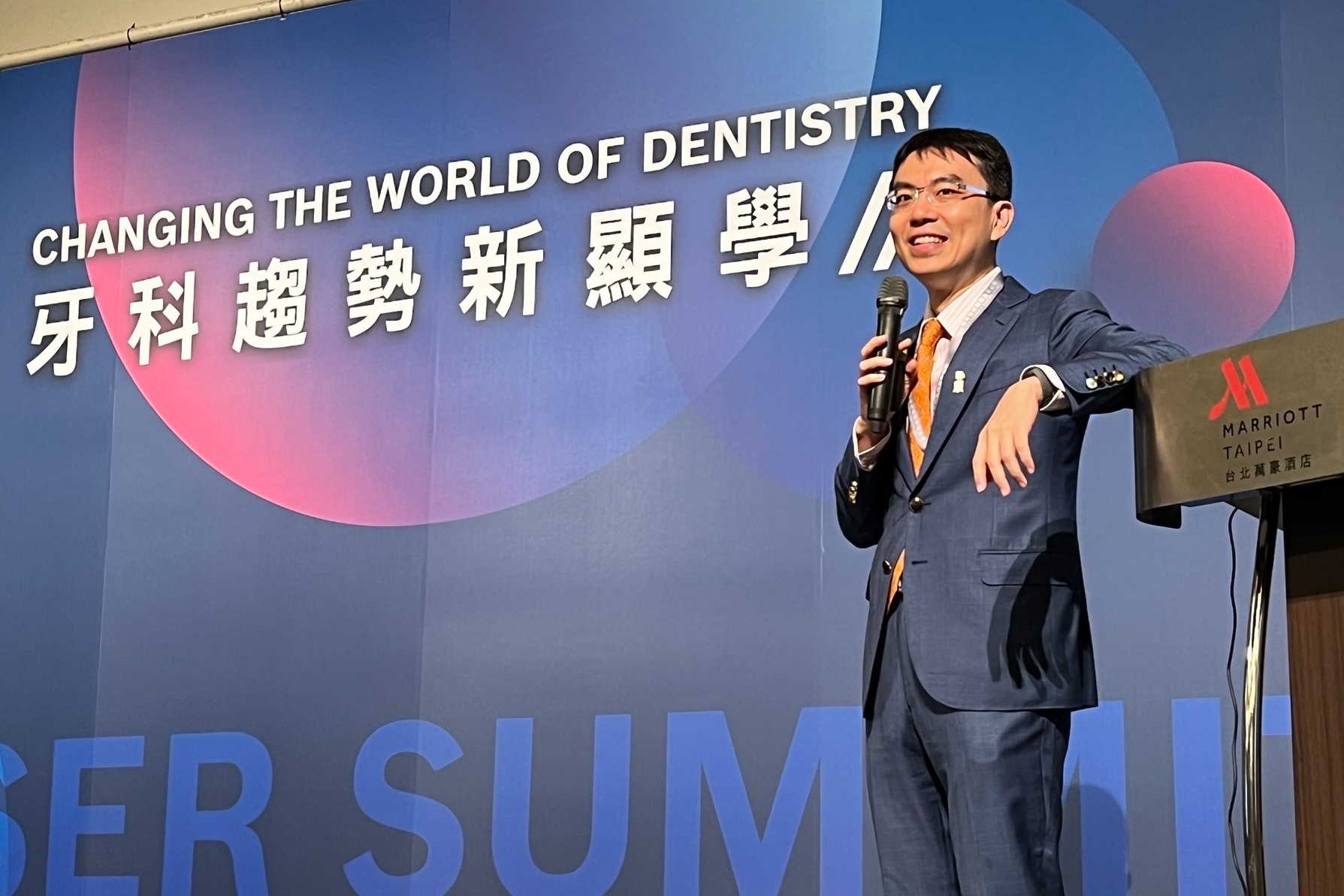 民進黨選對會正式拍板通過,建議徵召現任新北市牙醫師公會理事長温世政代表民進黨參選南投縣長。(翻攝自世樺牙醫診所臉書)