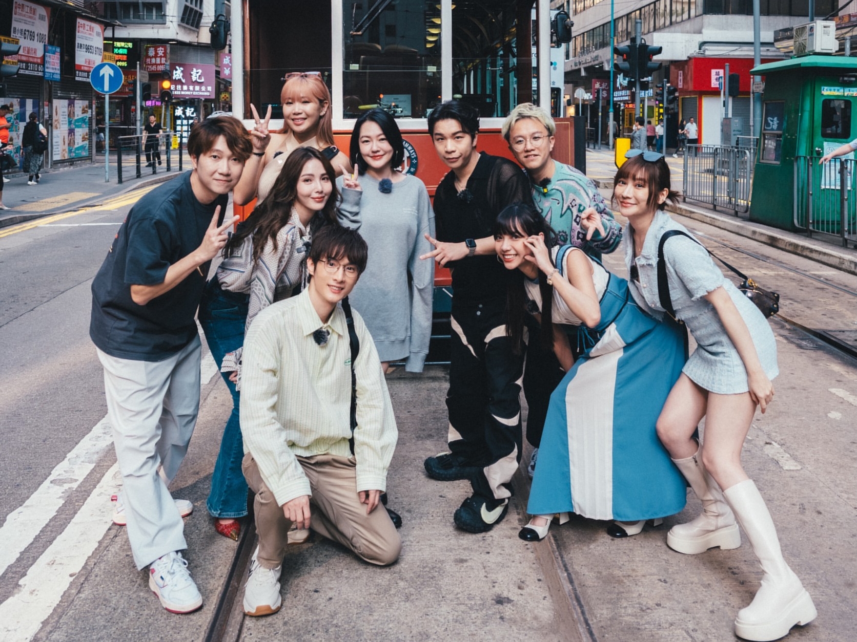 張琳(右2）是《小姐不熙娣》固定班底，日前還和小S一同赴香港的出外景。（張琳提供）