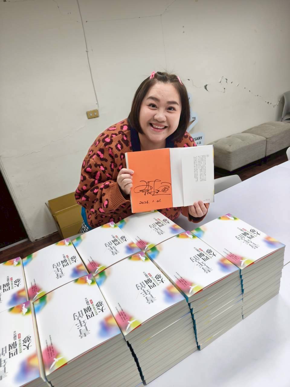 鍾欣凌長期支持紙風車，將劇場經驗化為公益力量，成為孩子們的穩固「椅仔咖」。（紙風車劇團提供）