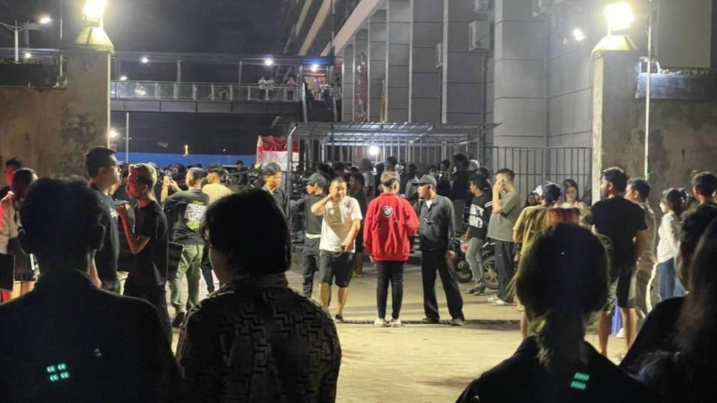 由於公司突然解散,導致外籍員工聚集在樓下,場面相當混亂。(翻攝自柬中時報)
