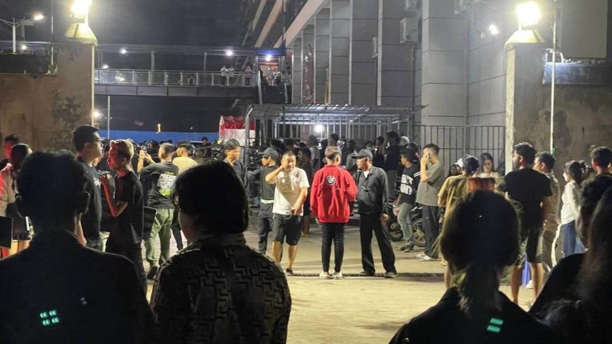 由於公司突然解散,導致外籍員工聚集在樓下,場面相當混亂。(翻攝自柬中時報)