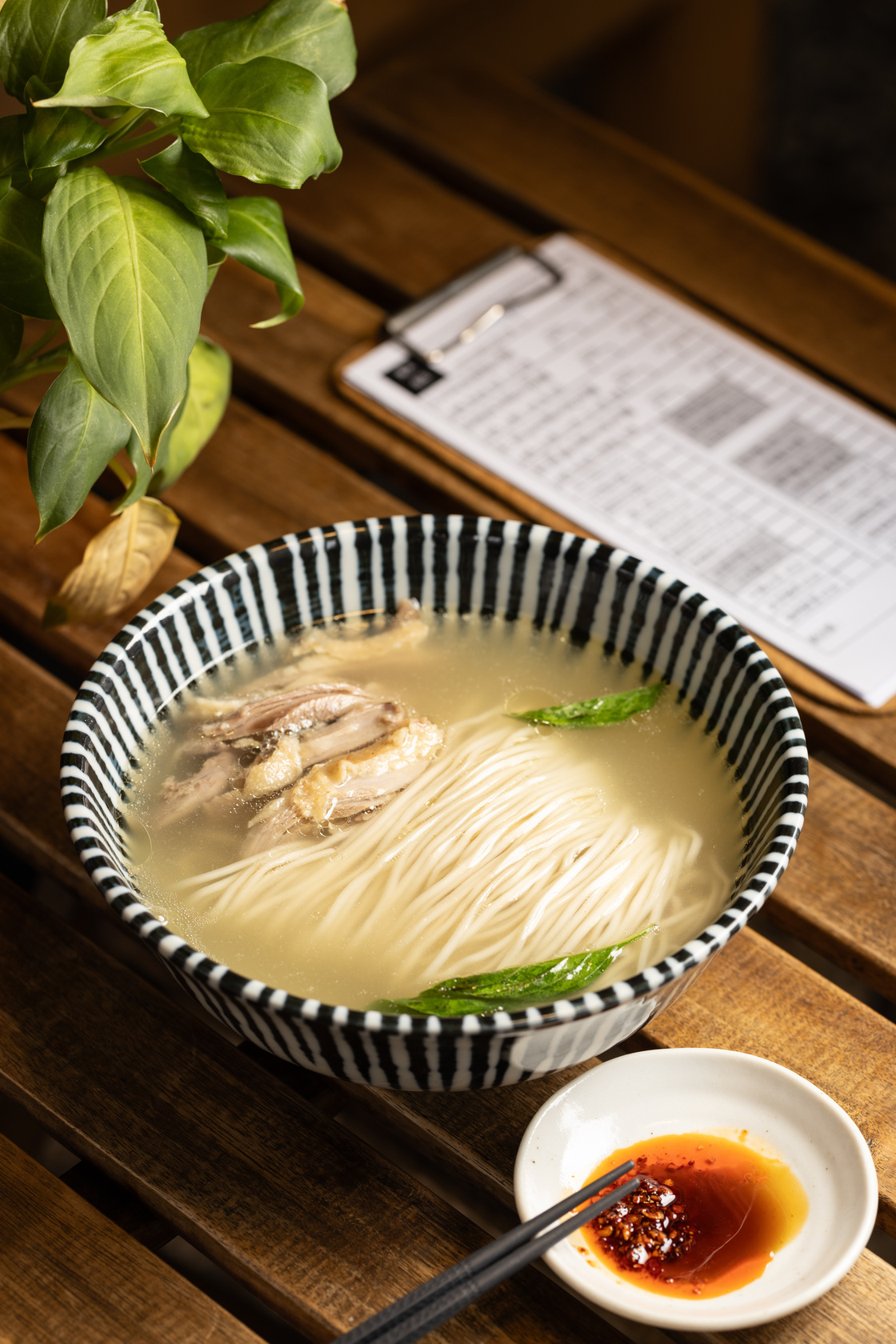 「清燉酒香鴨肉湯麵」湯頭嘗起來清爽甘甜，是傳承姑姑和阿嬤煮的鴨肉麵，再延伸出全新滋味。（80元／碗）