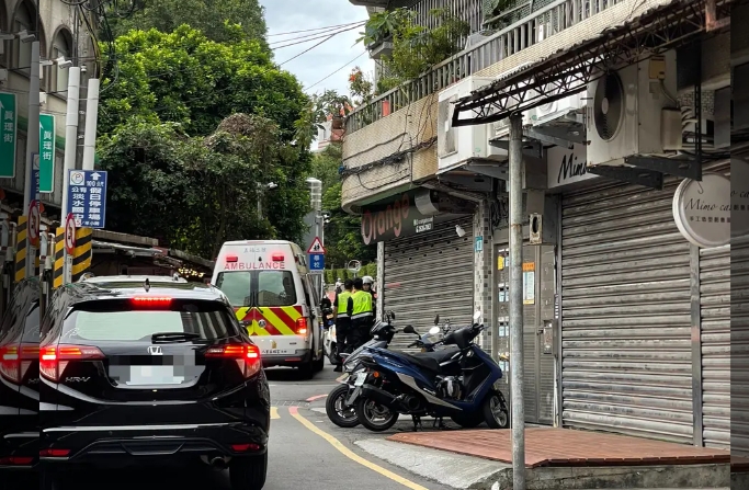 淡水老街昨日發生一起隨機傷人事件，讓受害者心有餘悸，圖為當事人要離開時所拍下的畫面。（翻攝自Dcard）