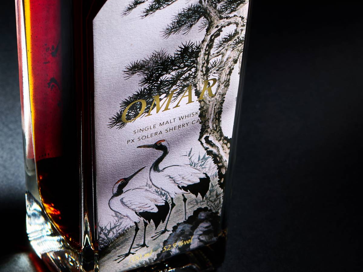 南投酒廠OMAR威士忌，與國立歷史博物館再次合作，將國寶級畫家林玉山四幅經典畫作《雙虎圖》、《猴》、《鹿》和《松鶴長年》，以「延年玉獸」為主題，印在酒標之上。