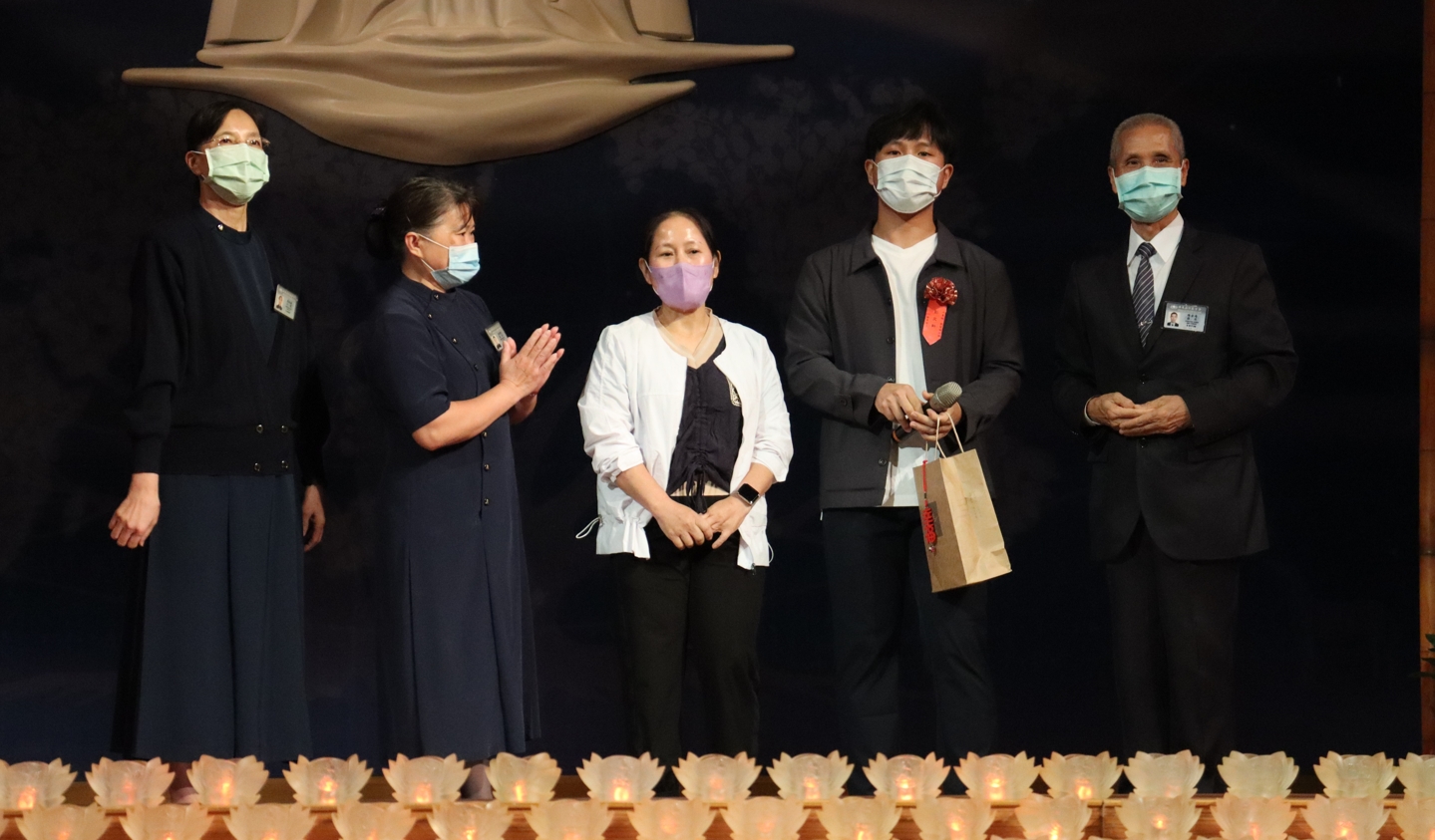 慈濟基金會推出關懷物資箱,給予弱勢家庭在生活上協助。慈濟基金會提供