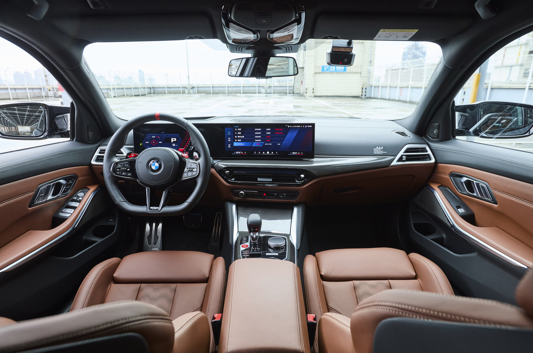 M3 Touring在小改款後導入BMW Operating System 8.5，搭配懸浮曲面螢幕與新式冷氣出風口，科技感確實提升不少。