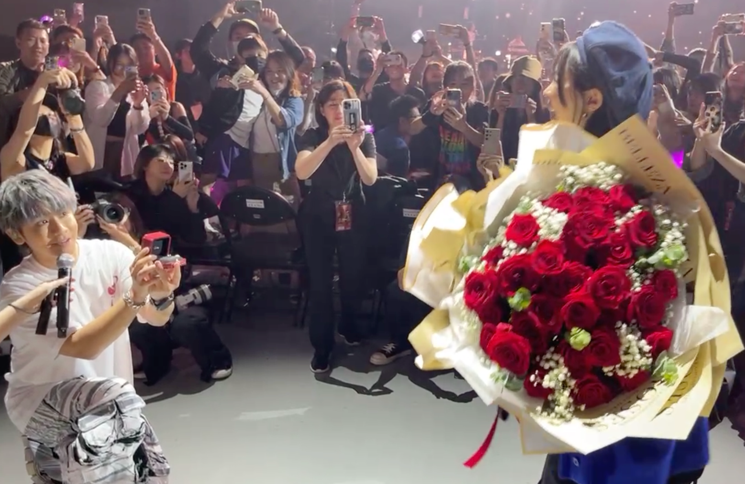 鼓鼓(左)今在演唱會向女友大元下跪求婚。(截圖自相信音樂直播)