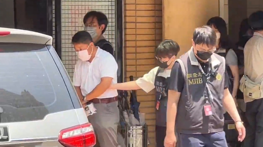 國民黨中市黨部第一組總幹事武康龍(白襯衫者)被聲押。(影片截圖)