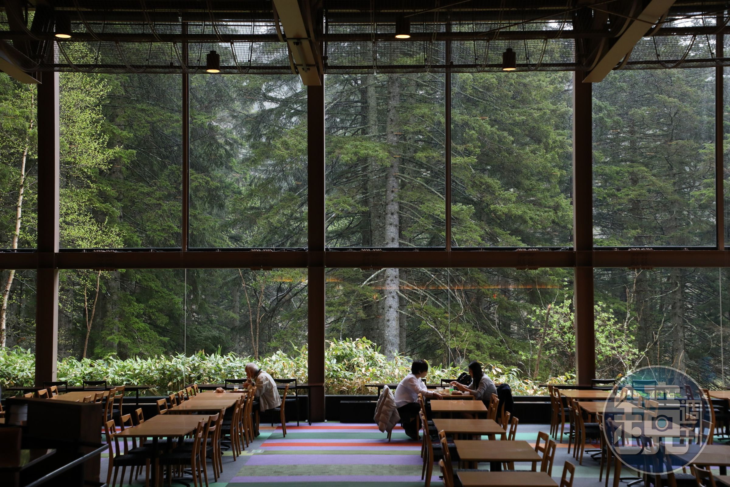 自助餐廳「Restaurant Forest Nininupuri」座落在森林裡，在此享用早餐，有如沐浴在大自然裡。