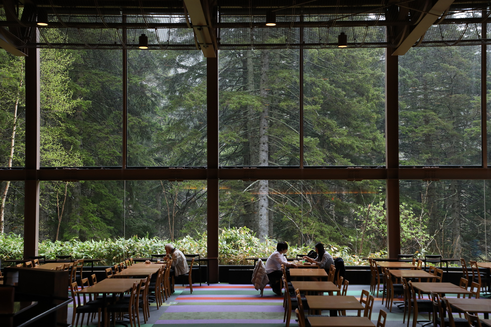 自助餐廳「Restaurant Forest Nininupuri」座落在森林裡，在此享用早餐，有如沐浴在大自然裡。