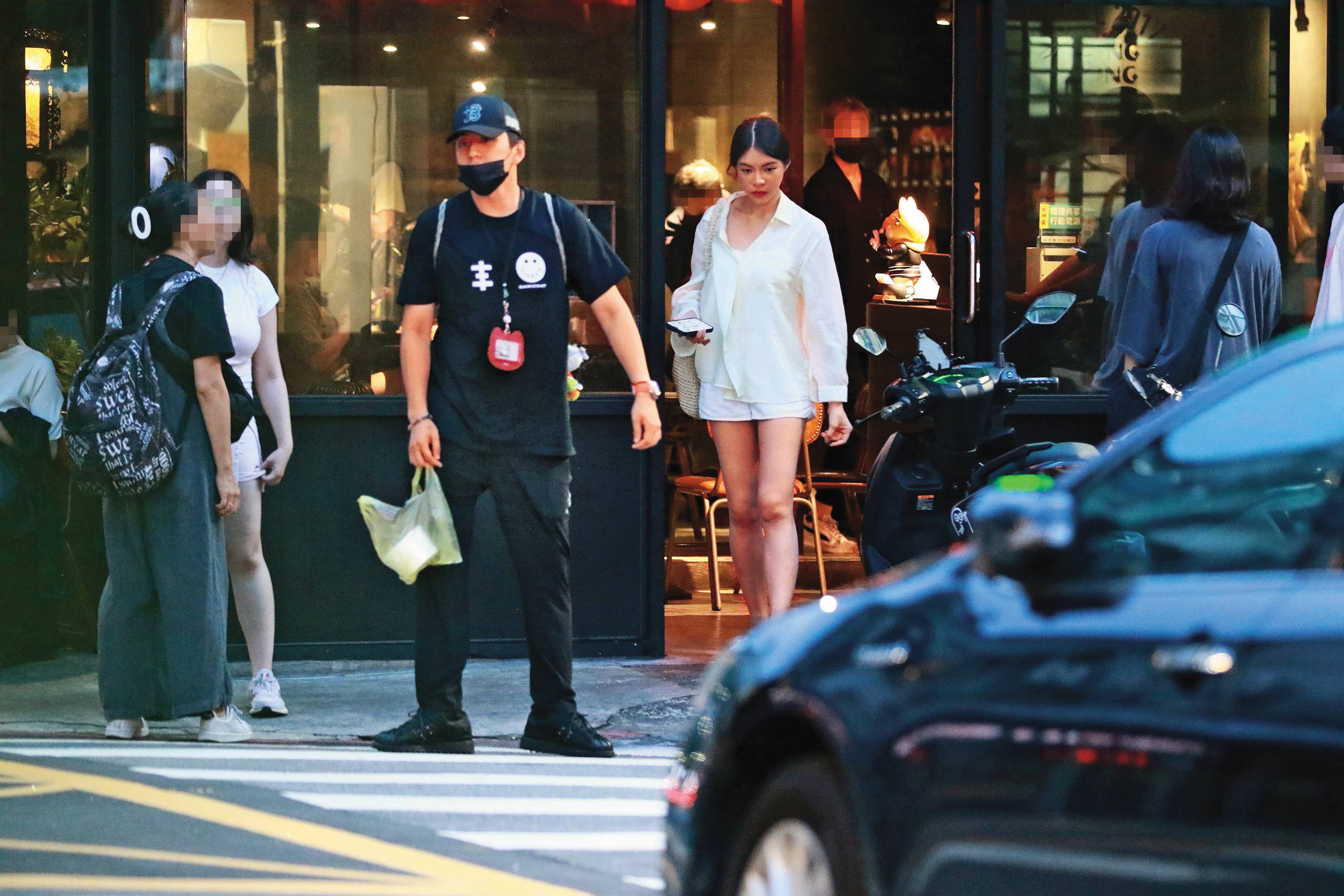 6/25 18：42 服役期間日子過得挺舒服，王大陸看似胖了一圈，離開聚餐店家時，他終於把口罩卸一半露出眼、鼻，女友則緊跟在後。