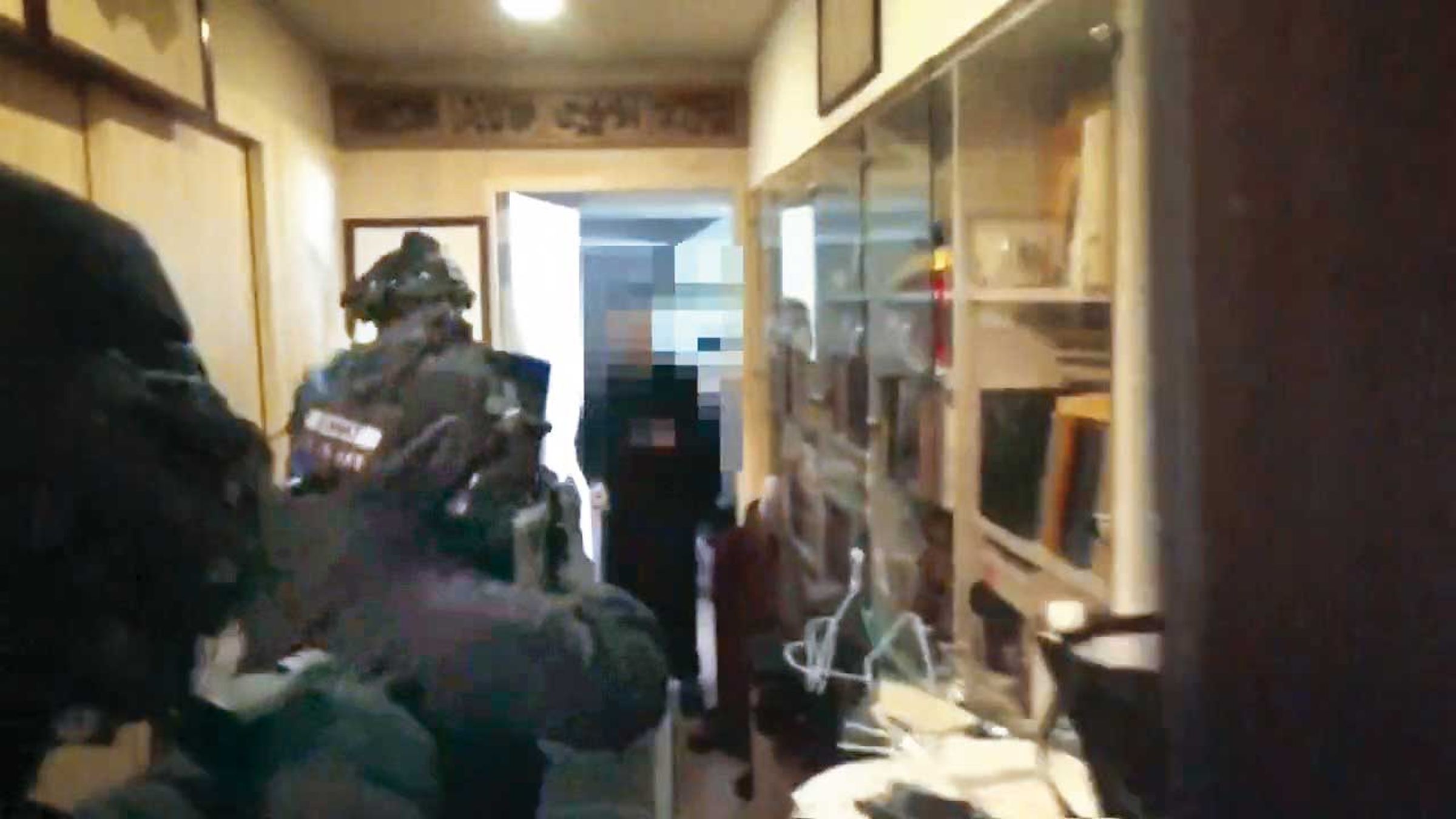 警方前年7月大舉搜索王薀精舍，查扣監視器畫面等證物，並將相關疑犯帶走。（翻攝畫面）