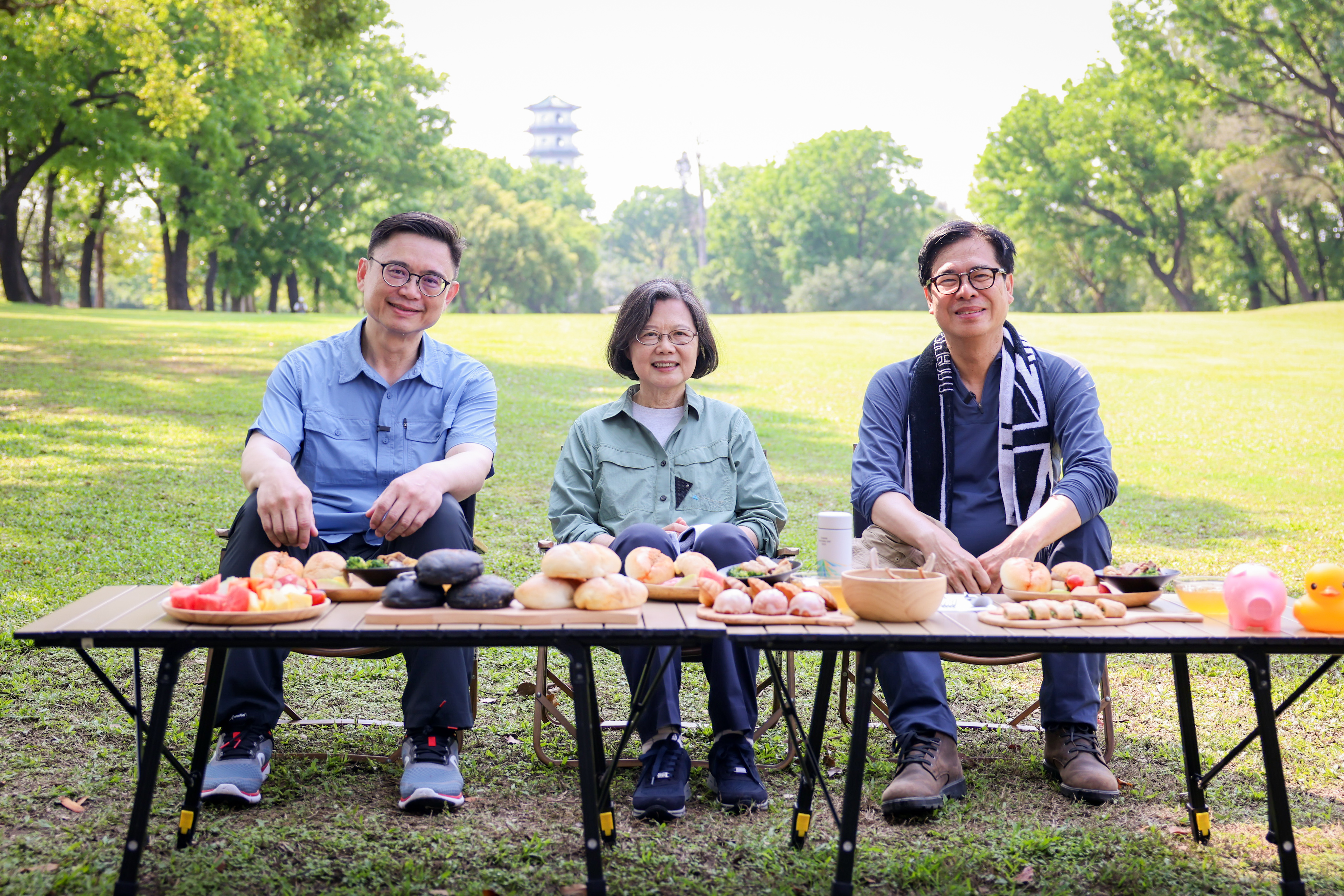 健行過後,賴瑞隆帶來滿滿美食。(賴瑞隆辦公室提供)