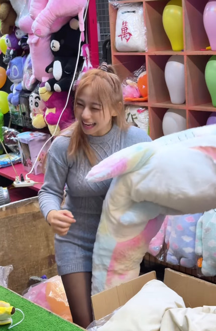 打工少女露出親切燦爛笑容與客人互動。（翻攝IG@lin._149）