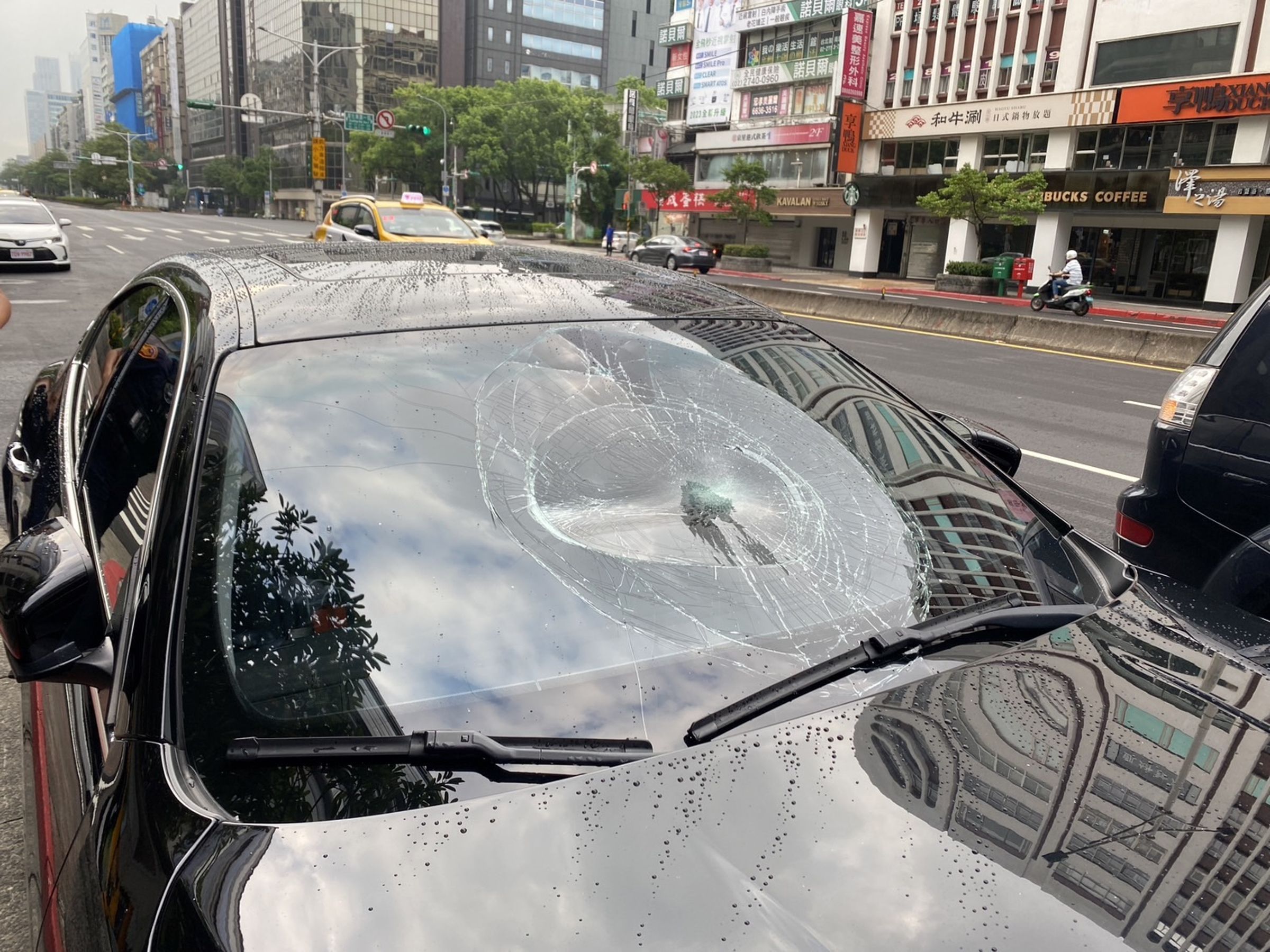 翁男巧遇女友前任男友的瑪莎拉蒂轎跑車,竟上前突然擊破擋風玻璃。(翻攝畫面)