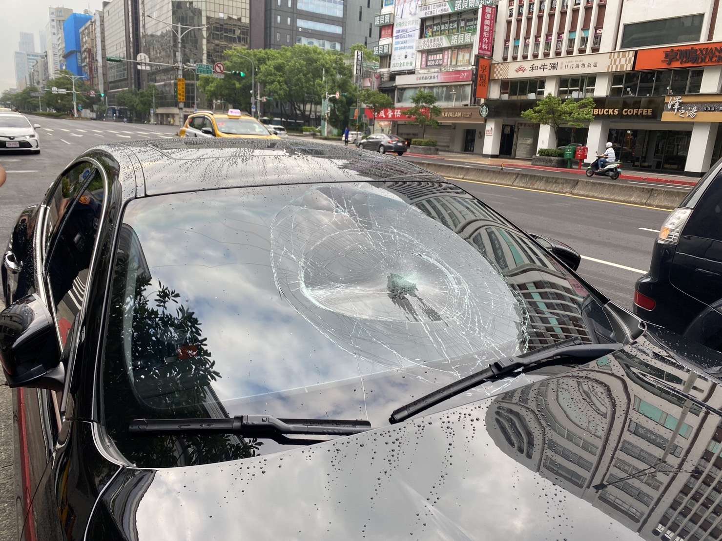 翁男巧遇女友前任男友的瑪莎拉蒂轎跑車，竟上前突然擊破擋風玻璃。（翻攝畫面）