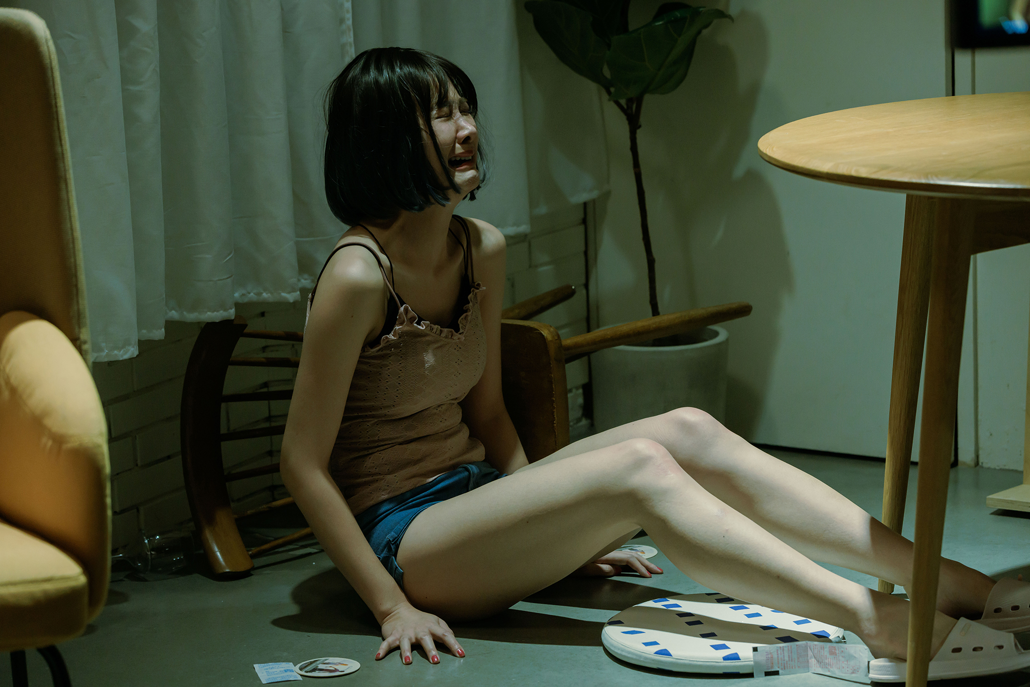 《孔雀魚》中安心亞因和男友阿杰爭吵難過哭泣。（華視、公視台語台提供）