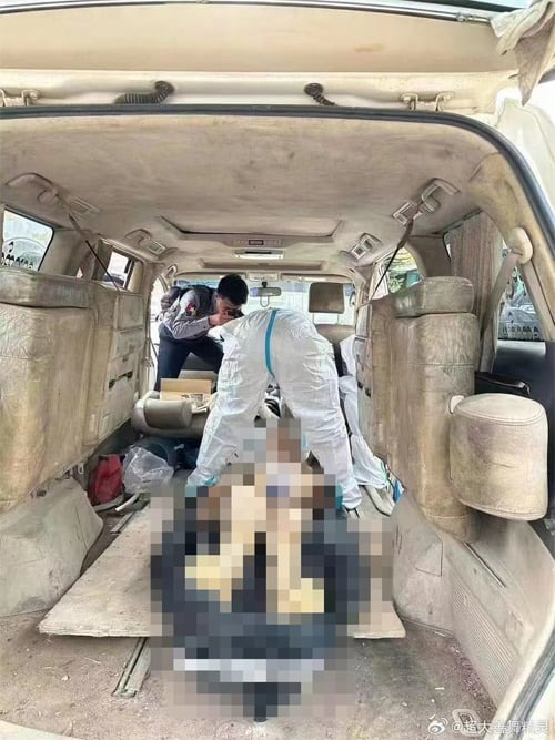 明學昌被發現時已是一具死屍，驗屍官直接在車內驗屍。（翻自微博）