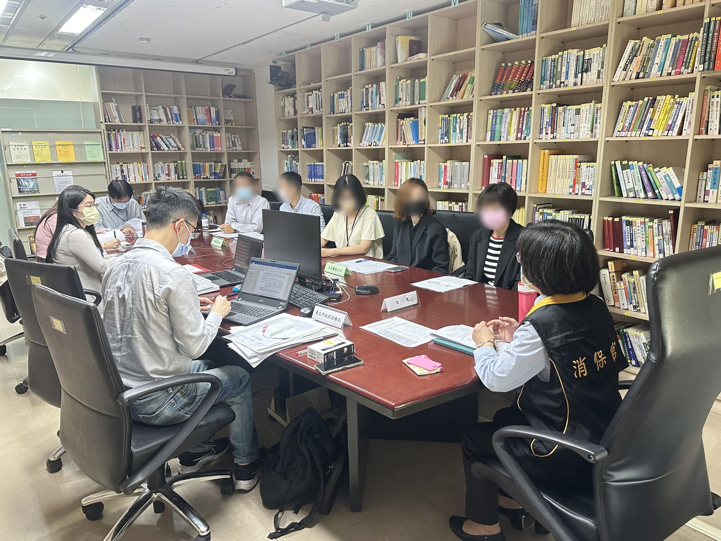 初瓦、嚮辣疑似食物中毒案,王品公司及明台產險至北市府說明。(北市法務局提供)