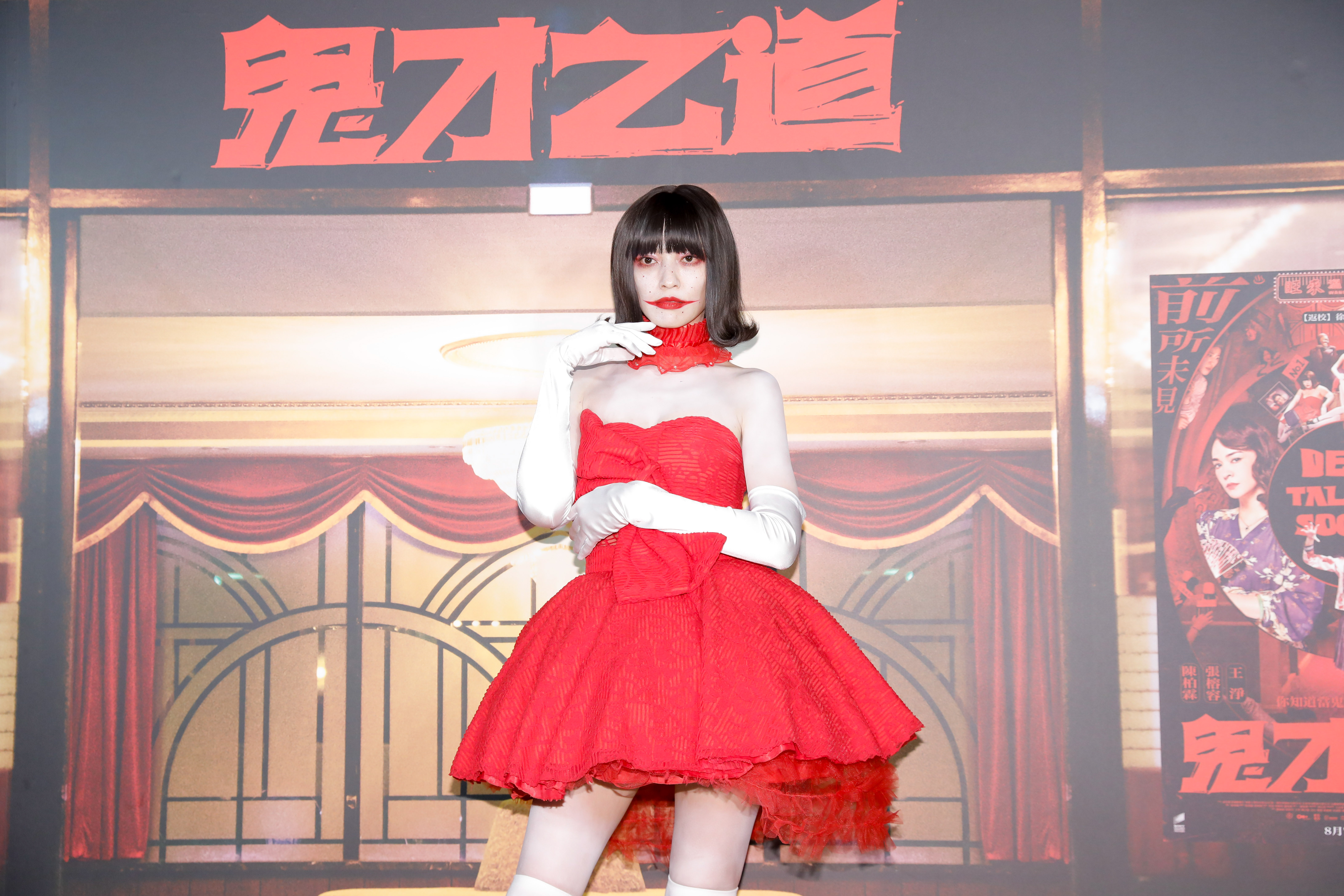 姚以緹的嘴唇要畫半個小時才能完妝，妝容設計得很精緻。