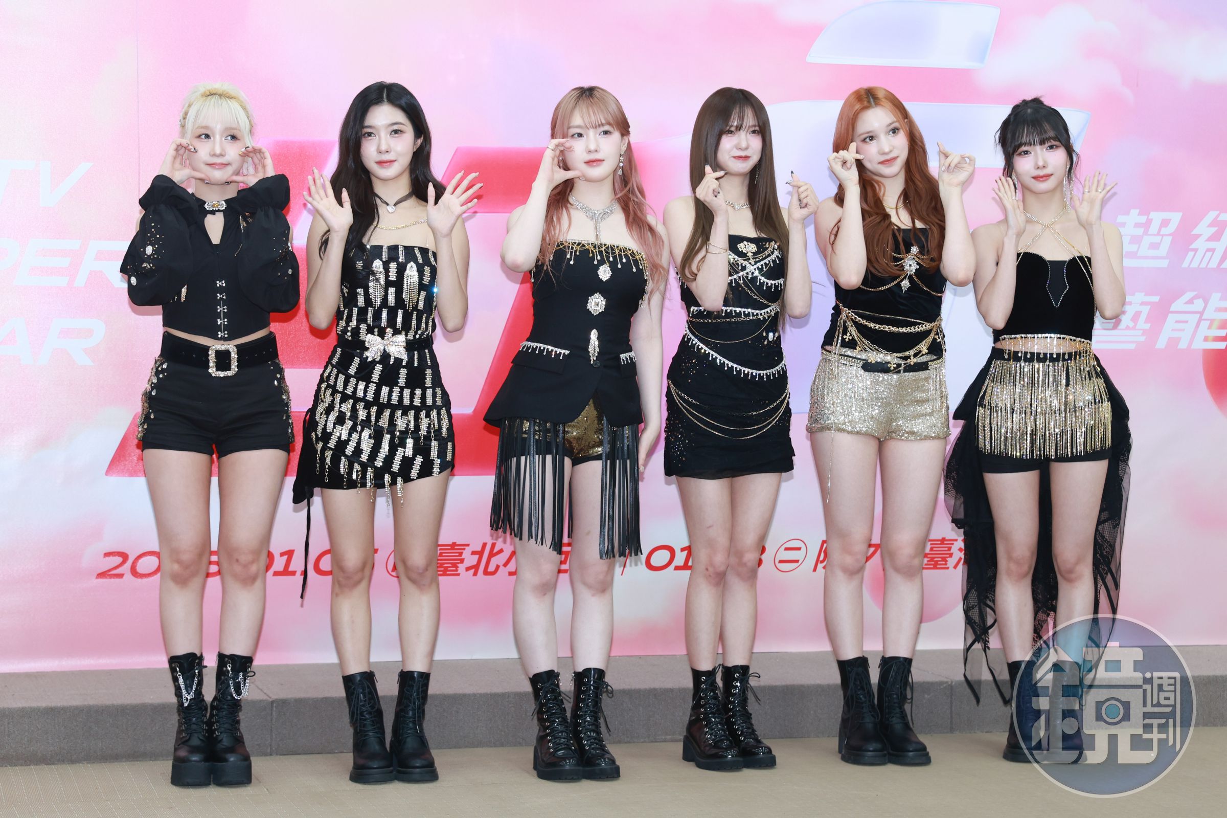 韓國女團Kep1er今出席《2025超級巨星紅白藝能大賞》記者會。成員（左起）江崎光、金多娟、金采炫、隊長崔有真、休寧巴伊葉與徐永恩。